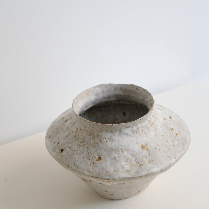 Vase en terre glanée H 14cm - Blanc roux moucheté de Potry chez Brutal Ceramics