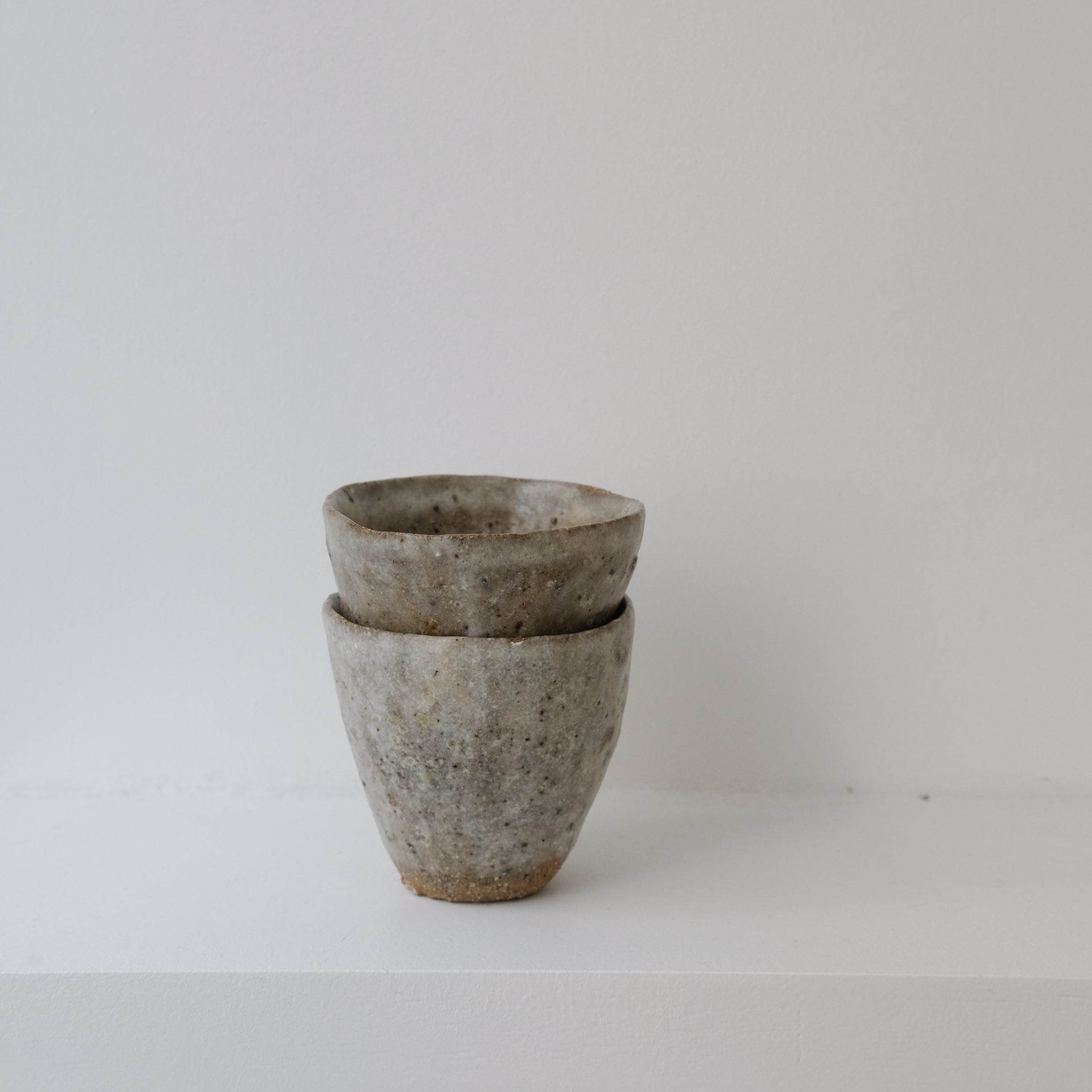 Tasse en terre glanée 80ml  par la céramiste Potry chez Brutal Ceramics