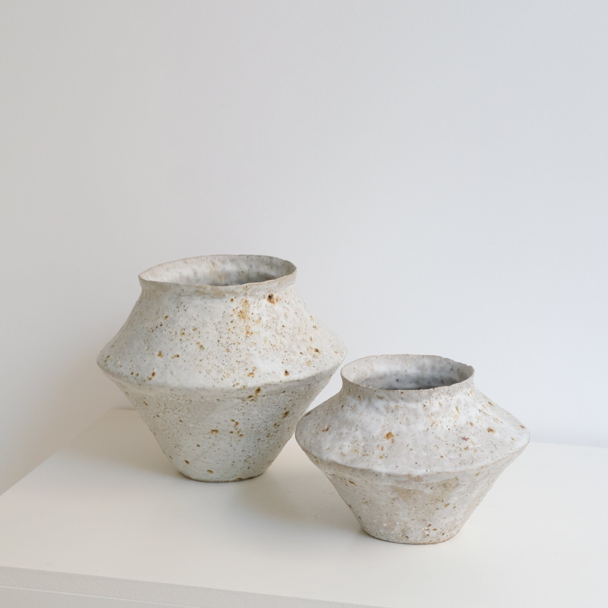 Vase en terre glanée H 21cm - Blanc roux moucheté de Potry chez Brutal Ceramics