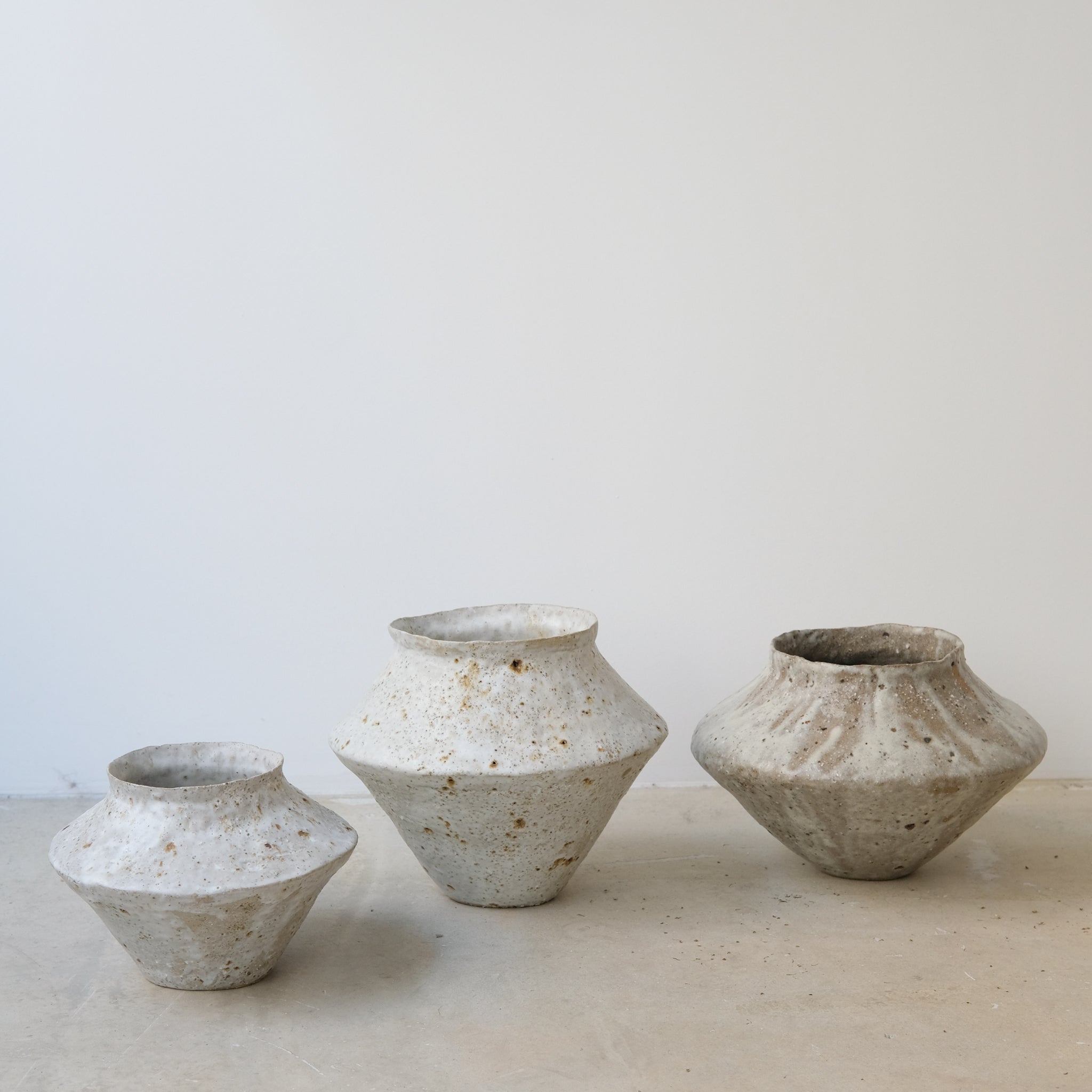 Vase en terre glanée H 14cm - Blanc roux moucheté de Potry chez Brutal Ceramics