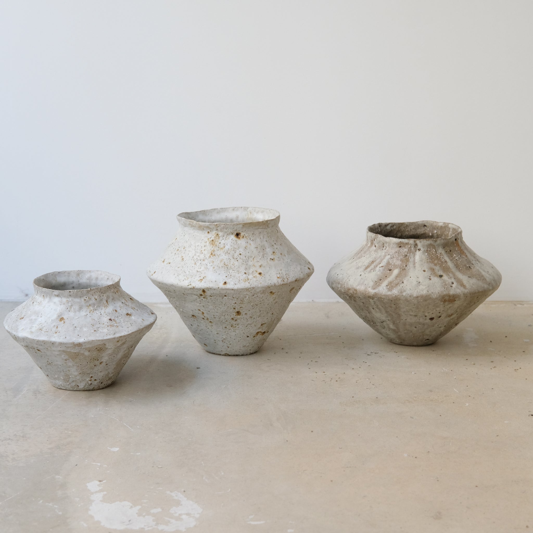 Vase en terre glanée H 21cm - Blanc roux moucheté de Potry chez Brutal Ceramics