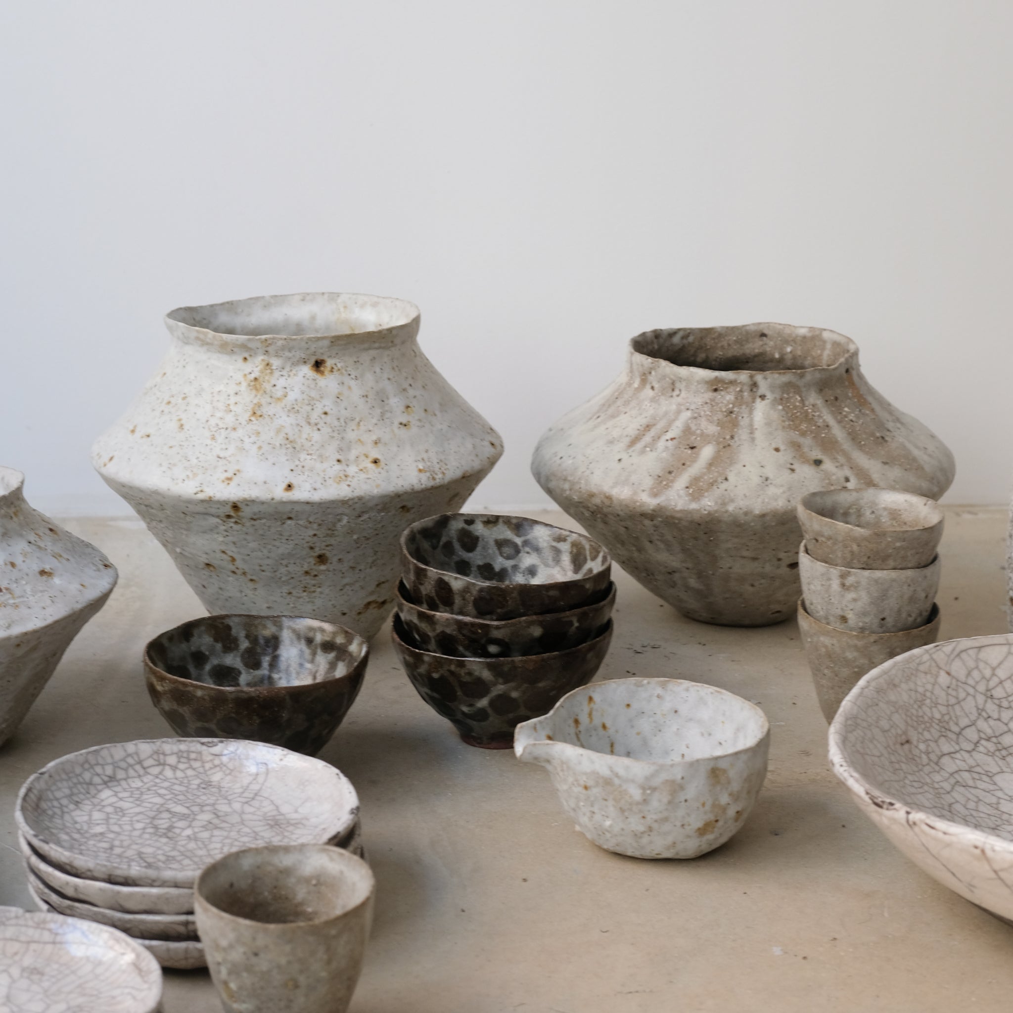 Assiette D16cm Raku en grès par la céramiste Potry chez Brutal Ceramics