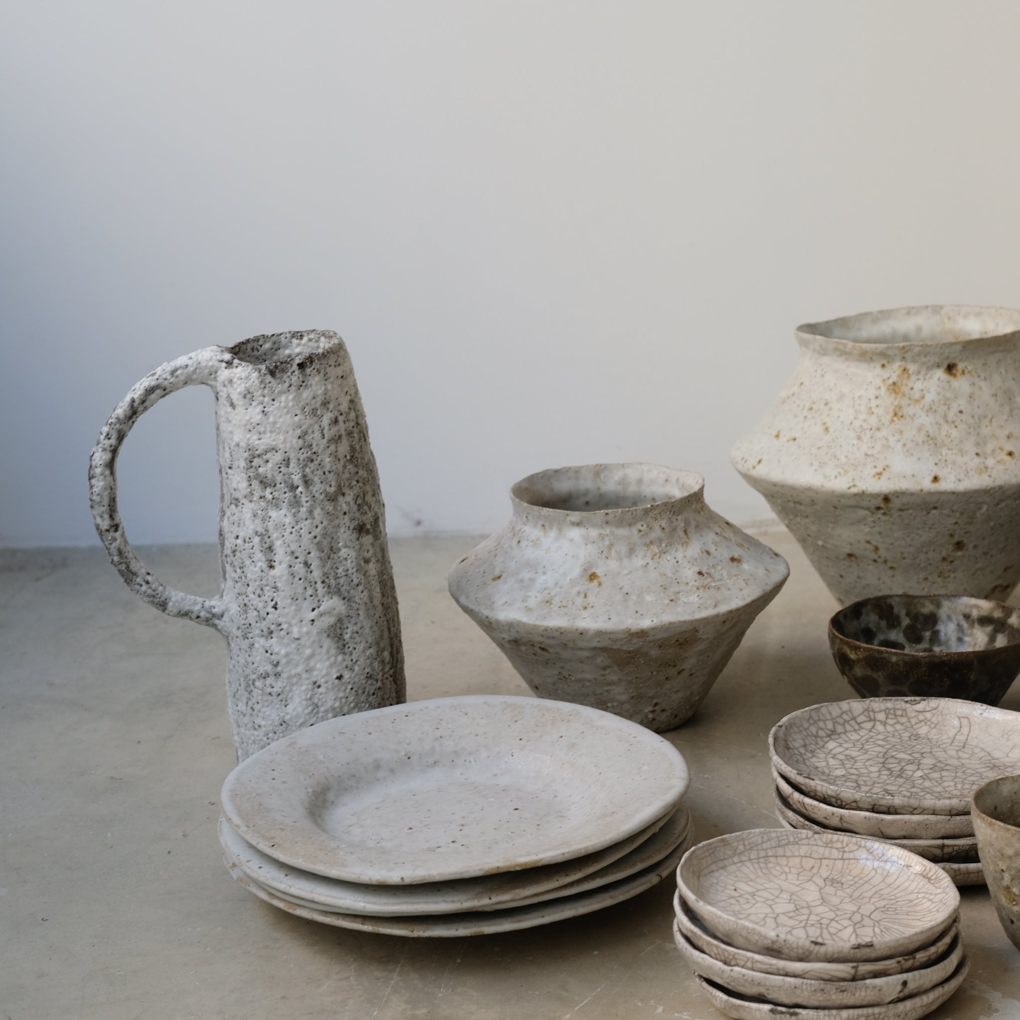 Vase en terre de fuilet H24,5cm par la céramiste Potry chez Brutal Ceramics