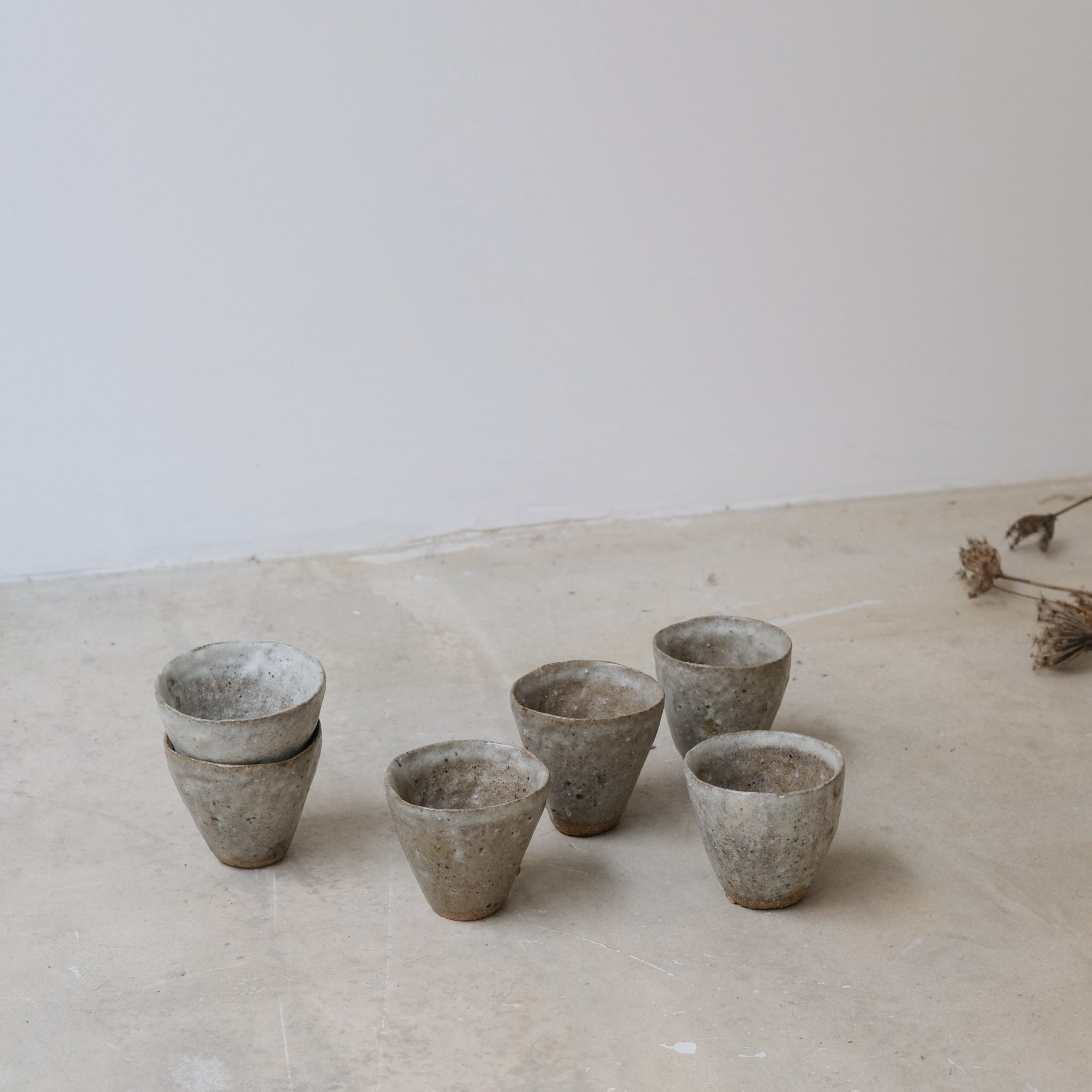 Tasse en terre glanée 80ml  par la céramiste Potry chez Brutal Ceramics