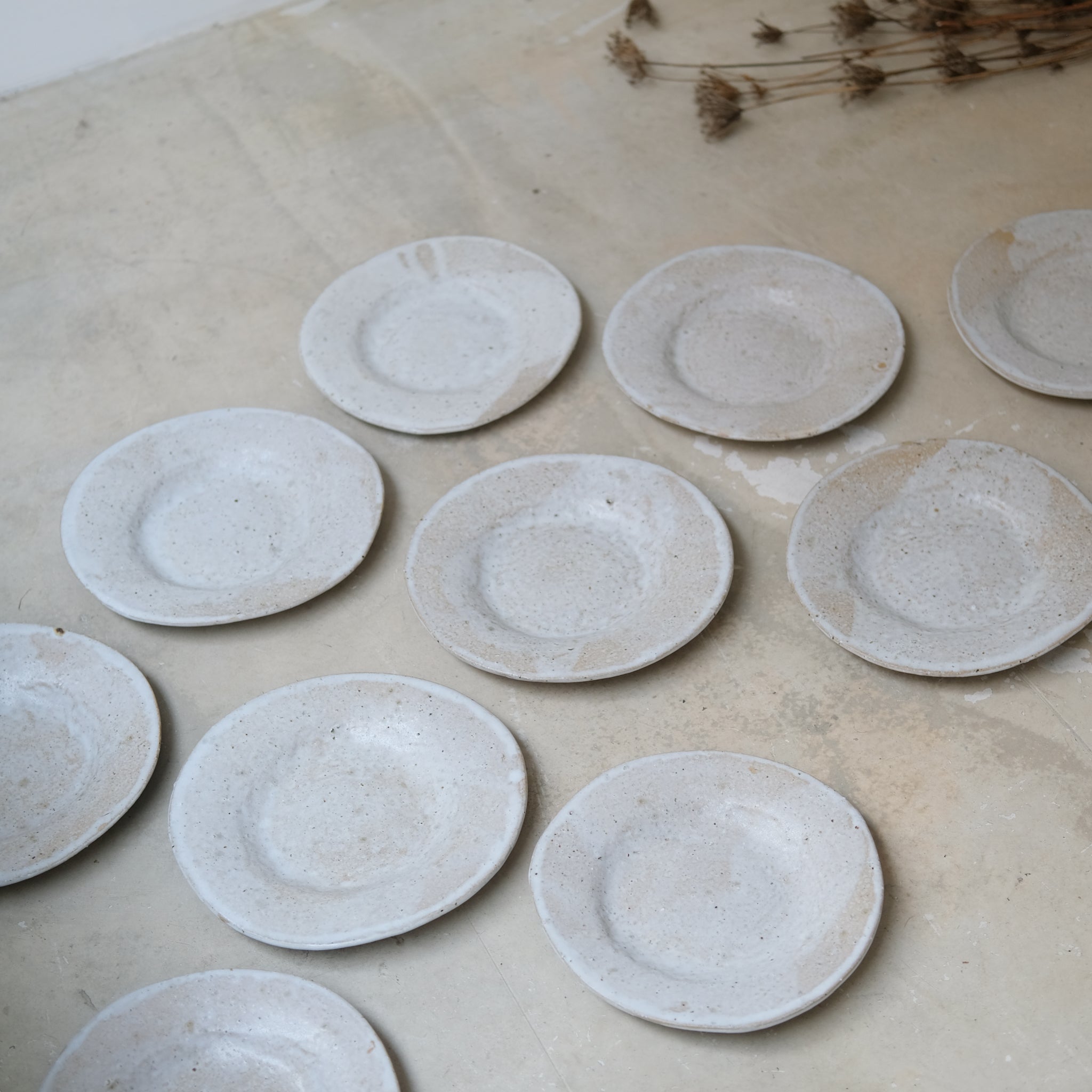 Assiette D22cm en terre glanée par la céramiste Potry chez Brutal Ceramics