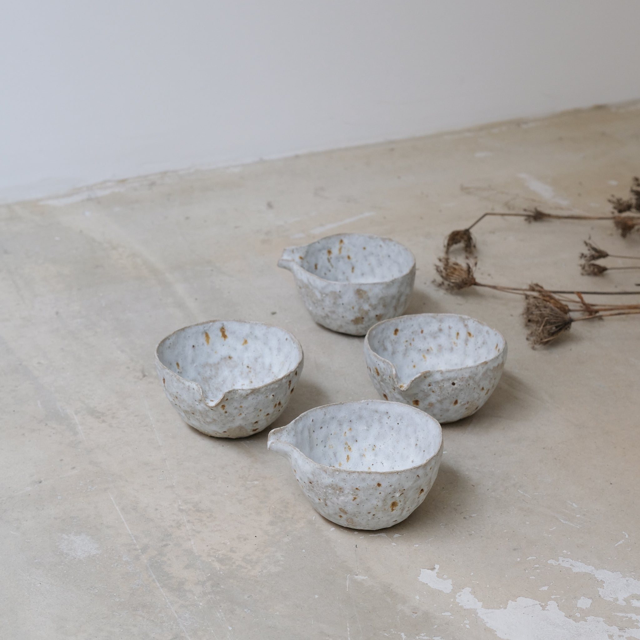 Verseuse 200ml en terre glanée par la céramiste Potry chez Brutal Ceramics