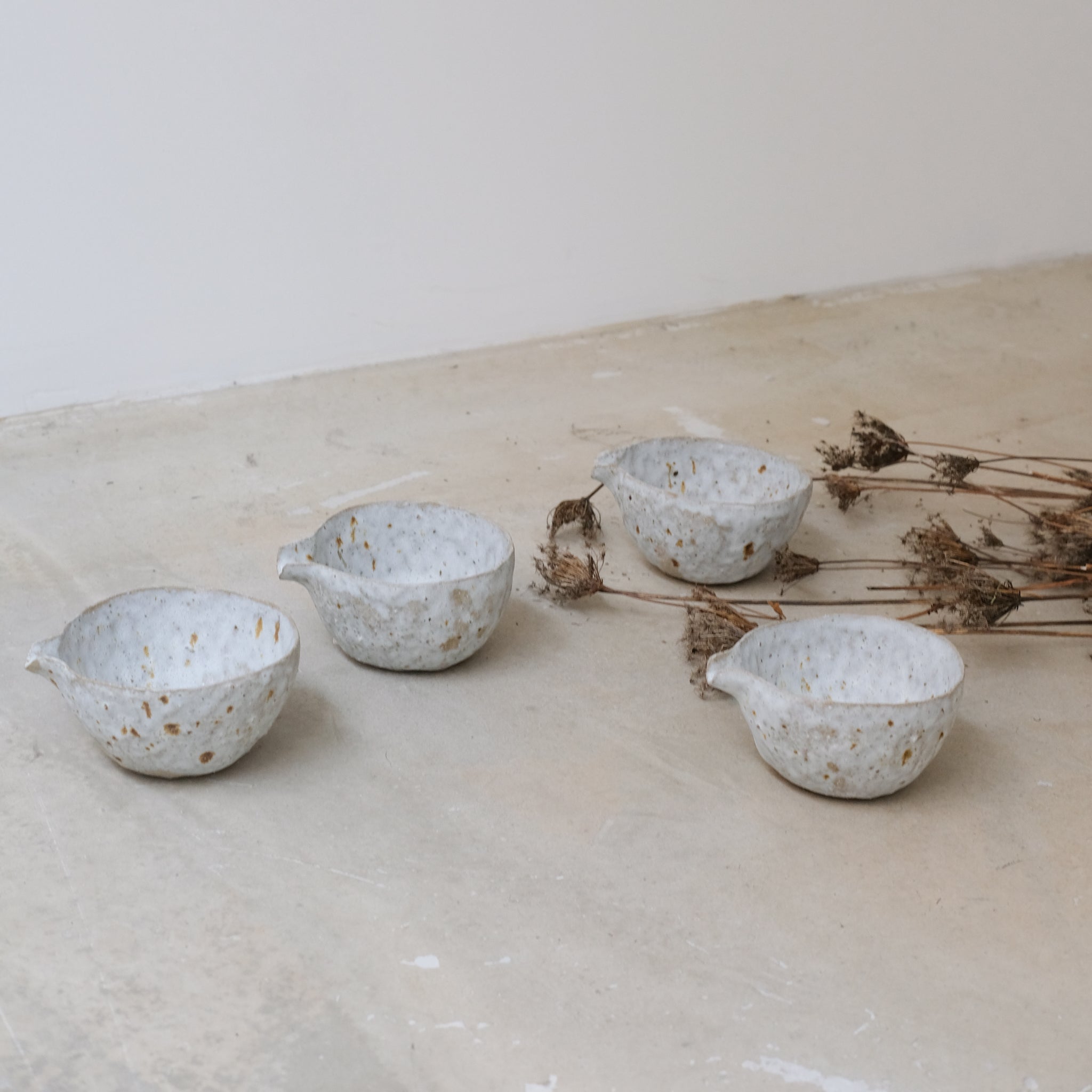 Verseuse 200ml en terre glanée par la céramiste Potry chez Brutal Ceramics