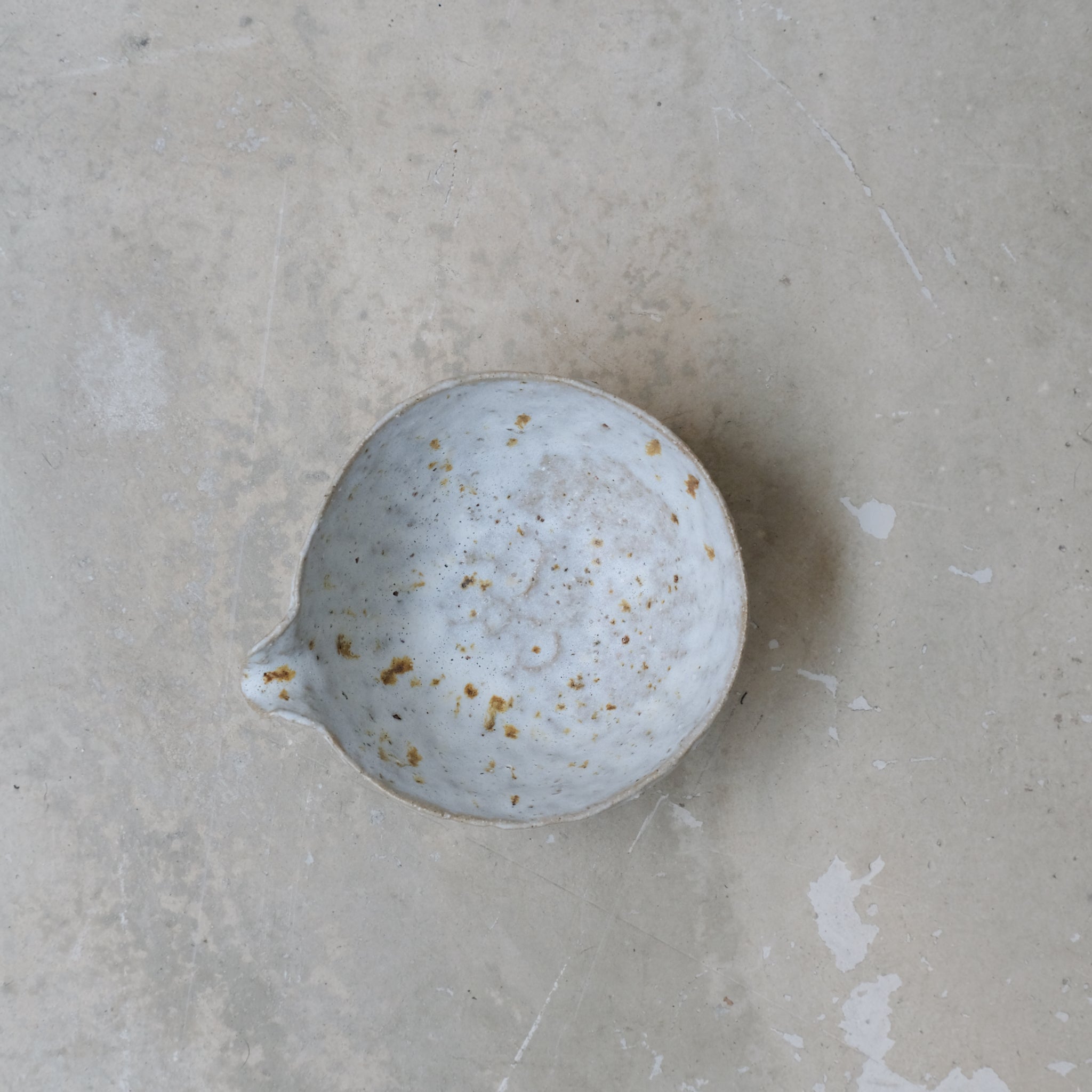 Verseuse 200ml en terre glanée par la céramiste Potry chez Brutal Ceramics