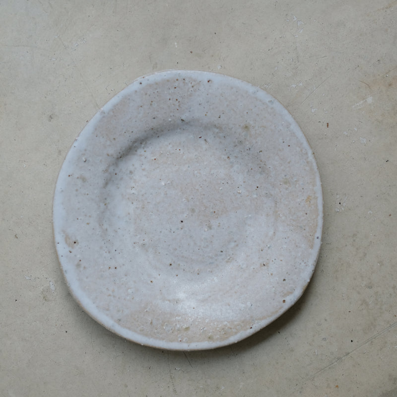 Assiette D22cm en terre glanée par la céramiste Potry chez Brutal Ceramics
