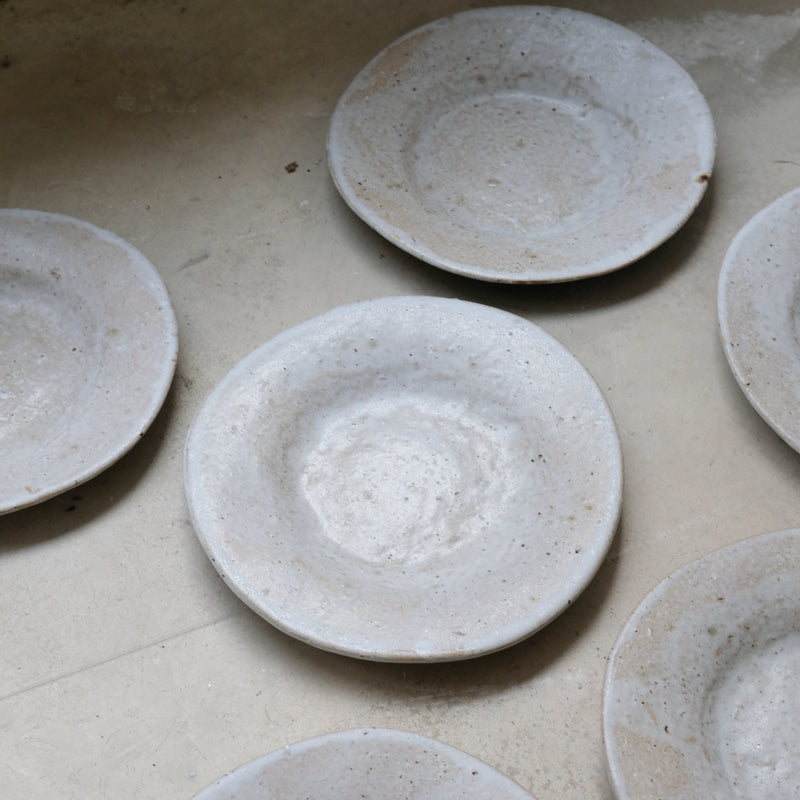 Assiette D22cm en terre glanée par la céramiste Potry chez Brutal Ceramics