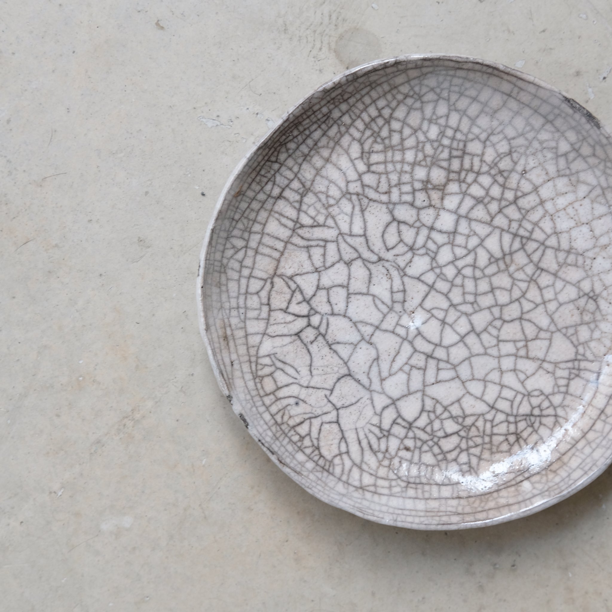 Assiette D11cm Raku en grès par la céramiste Potry chez Brutal