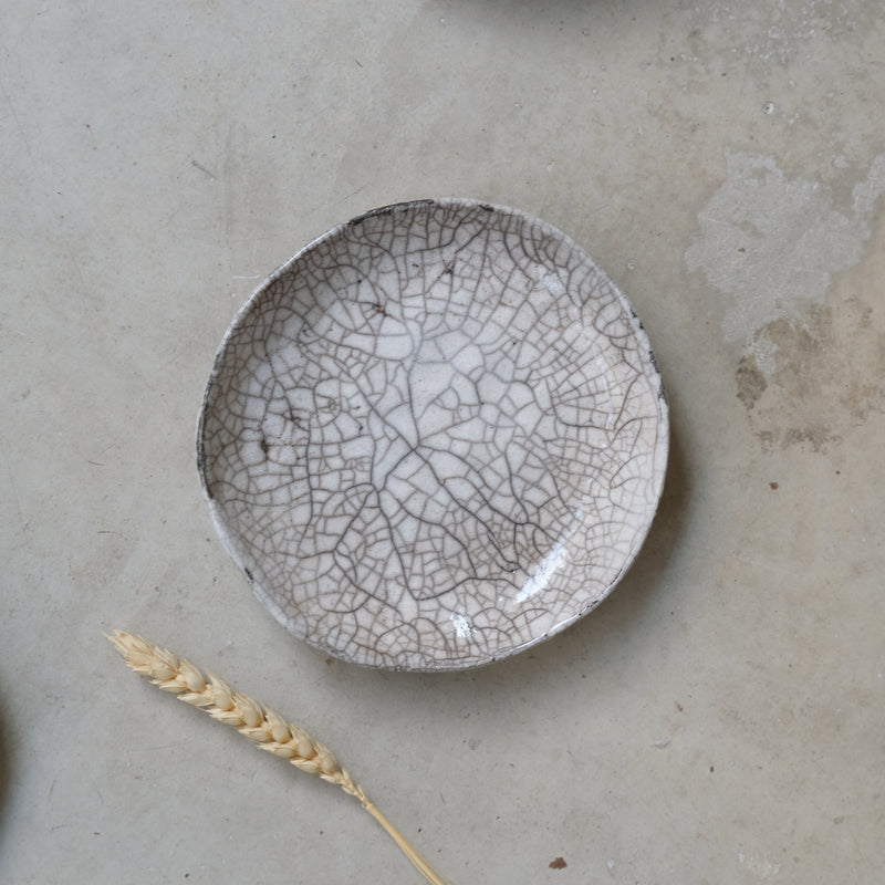 Assiette D16cm Raku en grès par la céramiste Potry chez Brutal Ceramics