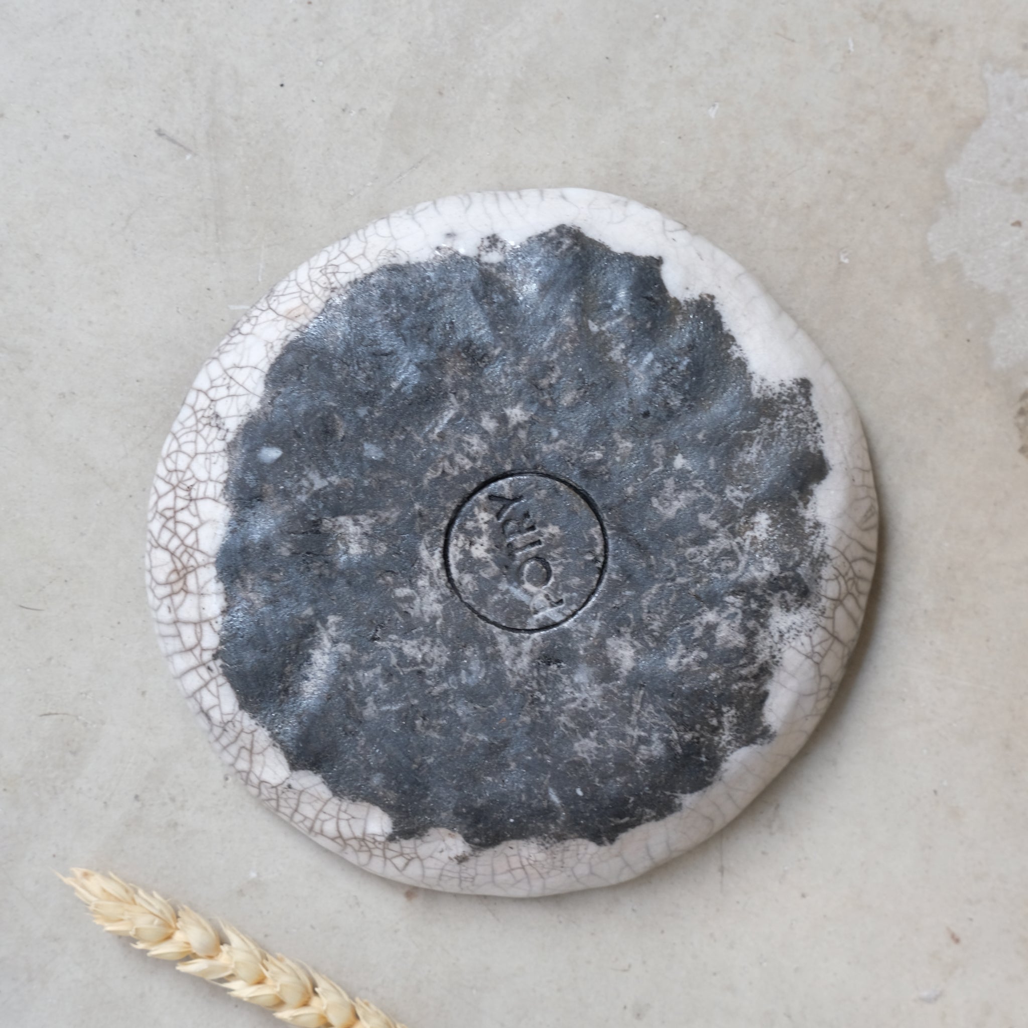 Assiette D16cm Raku en grès par la céramiste Potry chez Brutal Ceramics