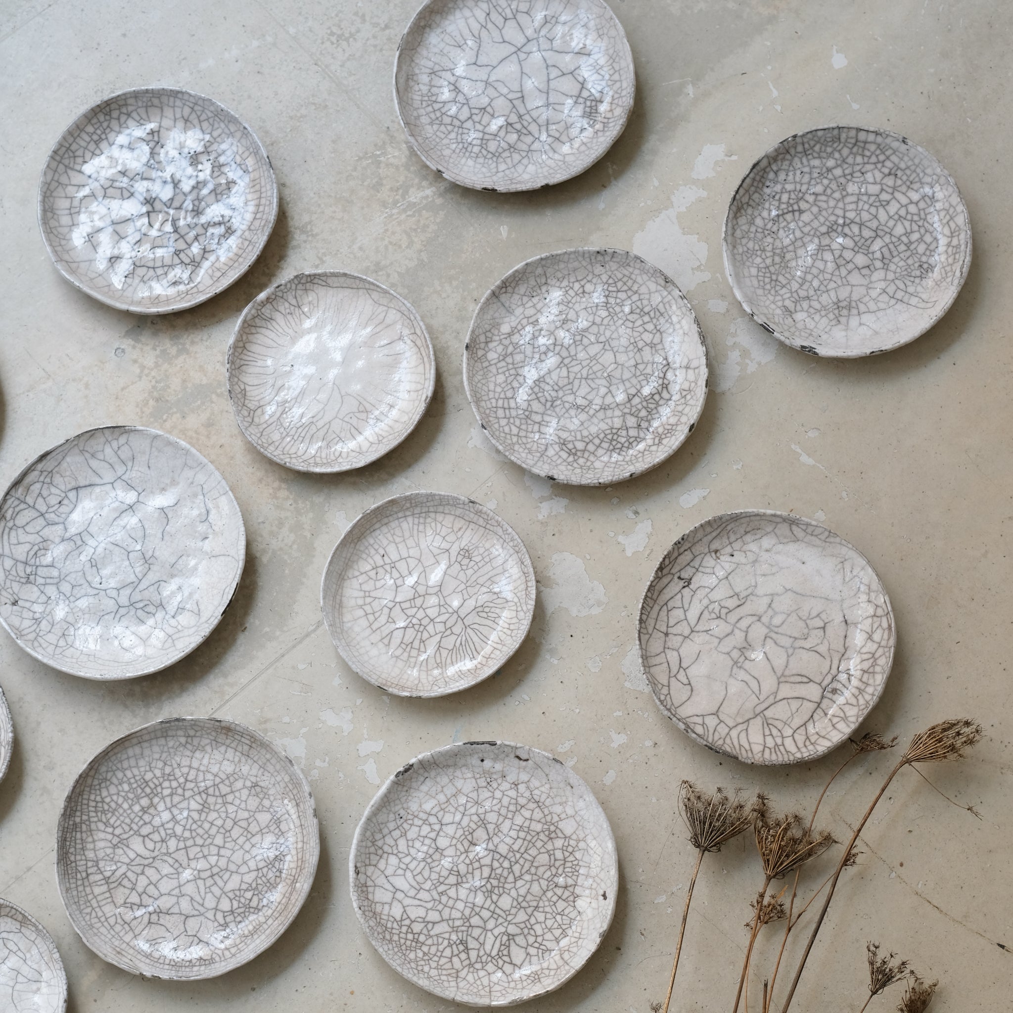 Assiette D11cm Raku en grès par la céramiste Potry chez Brutal