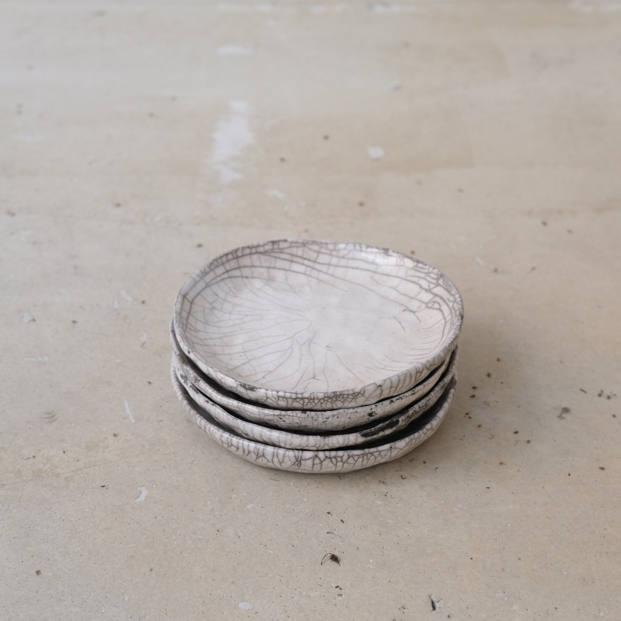 Assiette D11cm Raku en grès par la céramiste Potry chez Brutal
