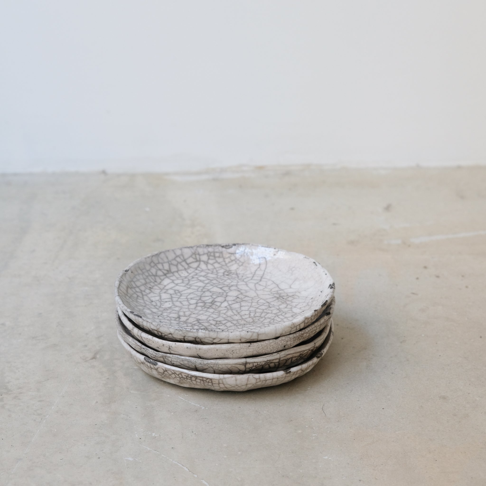 Assiette D16cm Raku en grès par la céramiste Potry chez Brutal Ceramics