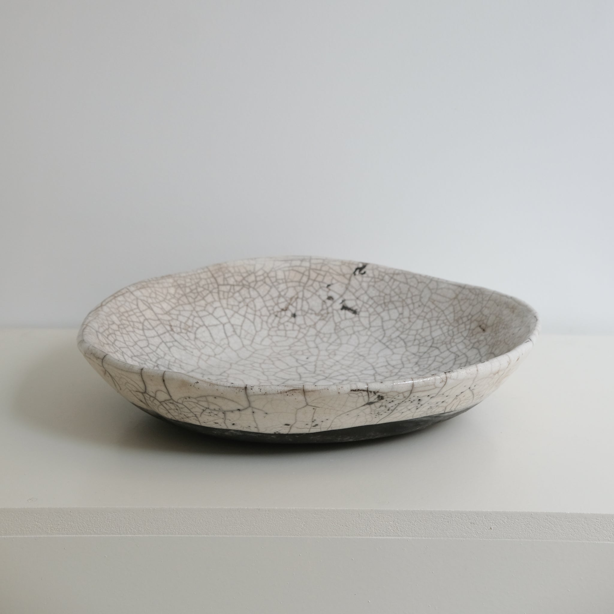 Coupe D34cm Raku en grès par la céramiste Potry chez Brutal Ceramics