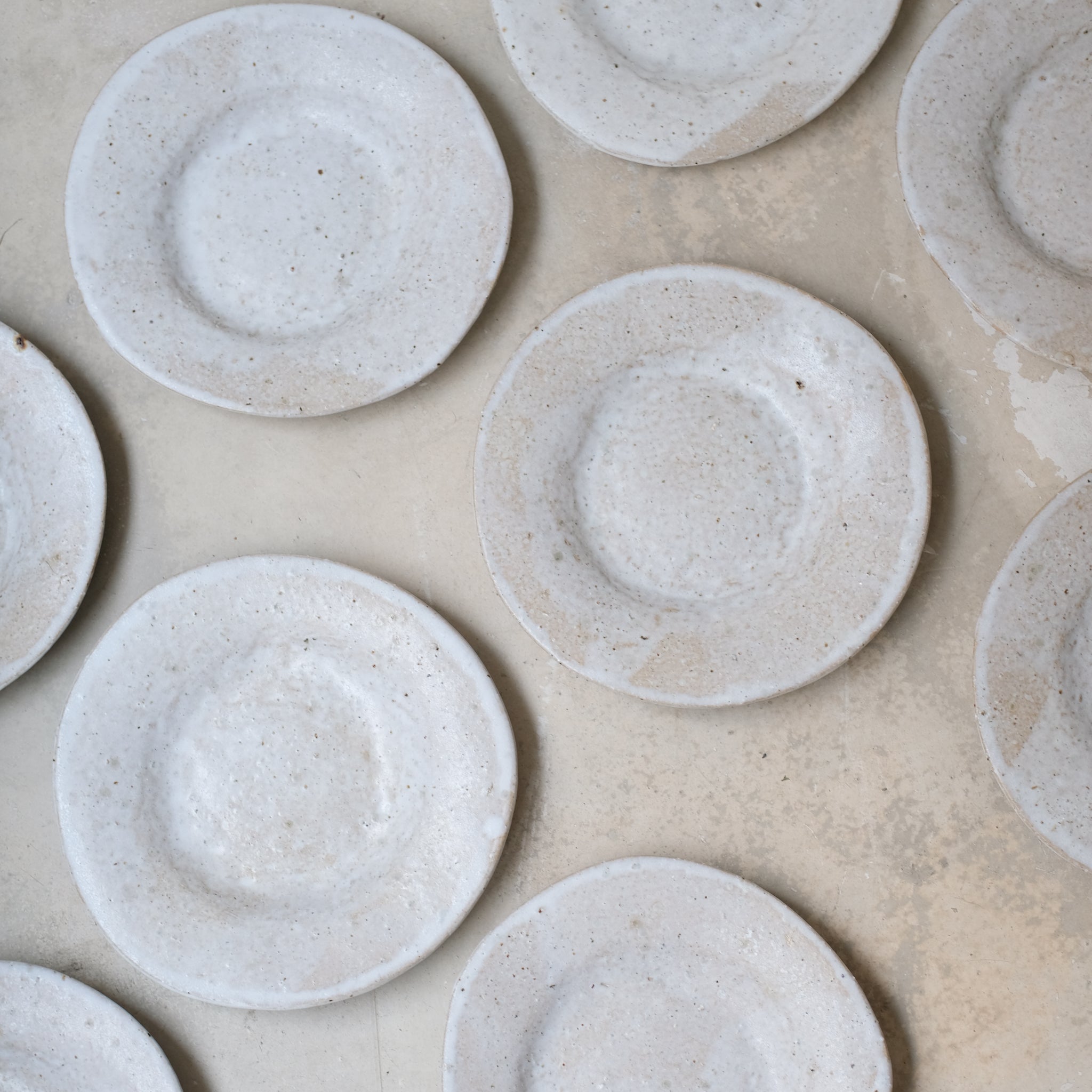 Assiette D22cm en terre glanée par la céramiste Potry chez Brutal Ceramics