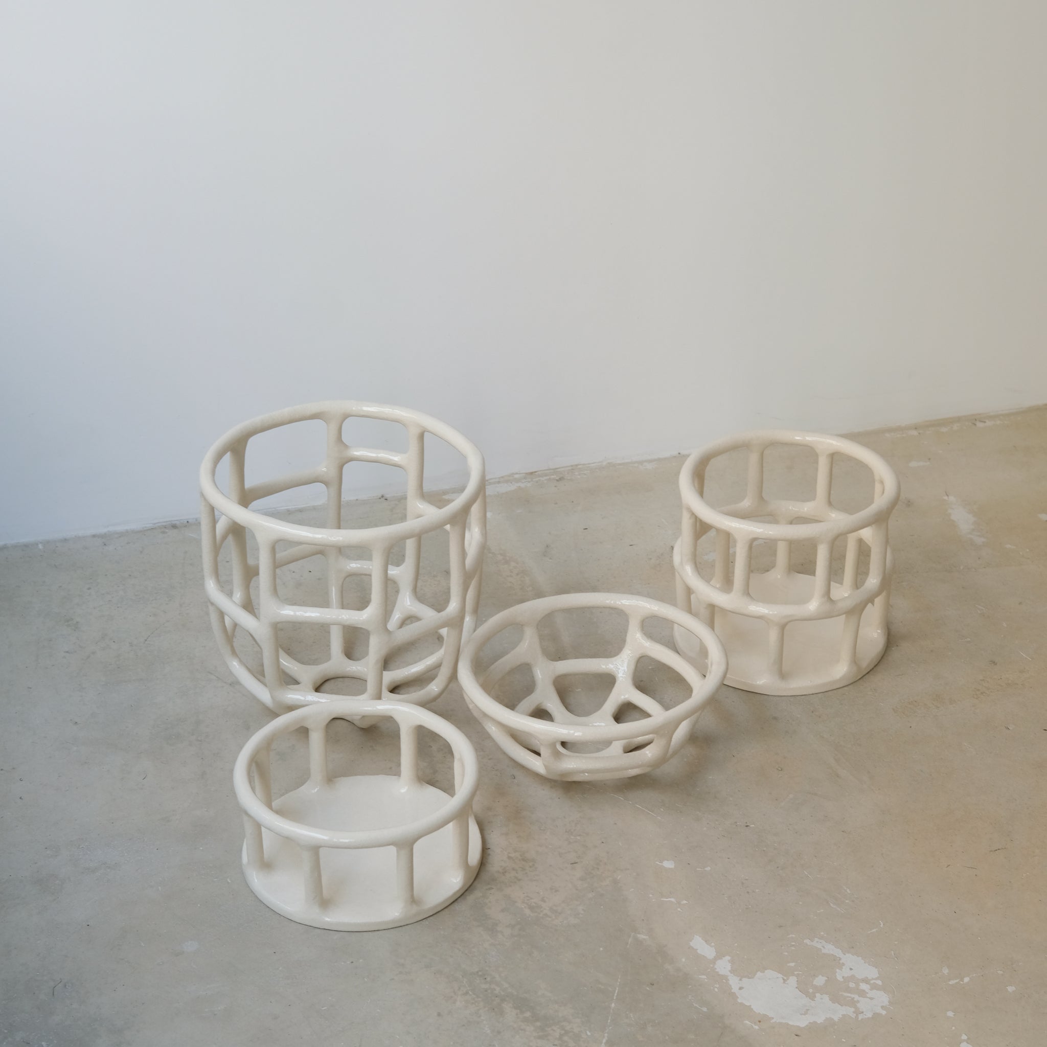Corbeille en grès ronde H 25cm de Solenne Belloir chez Brutal Ceramics