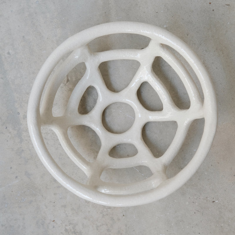 Corbeille en grès ronde H 10cm de Solenne Belloir chez Brutal Ceramics