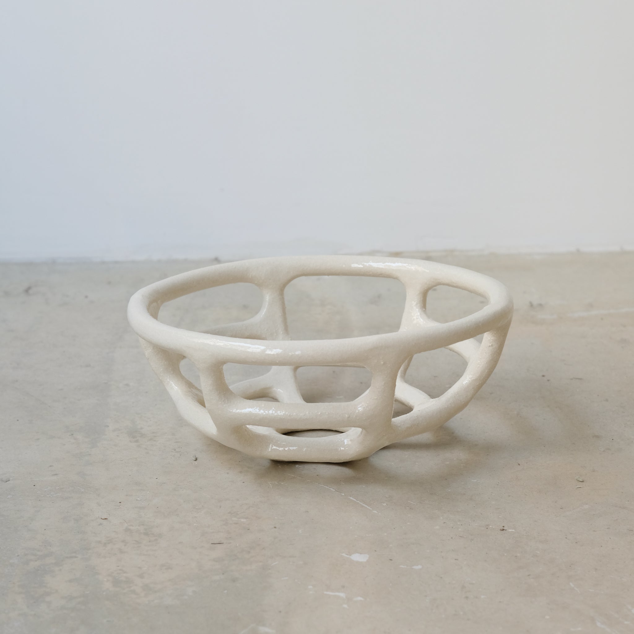 Corbeille en grès ronde H 10cm de Solenne Belloir chez Brutal Ceramics