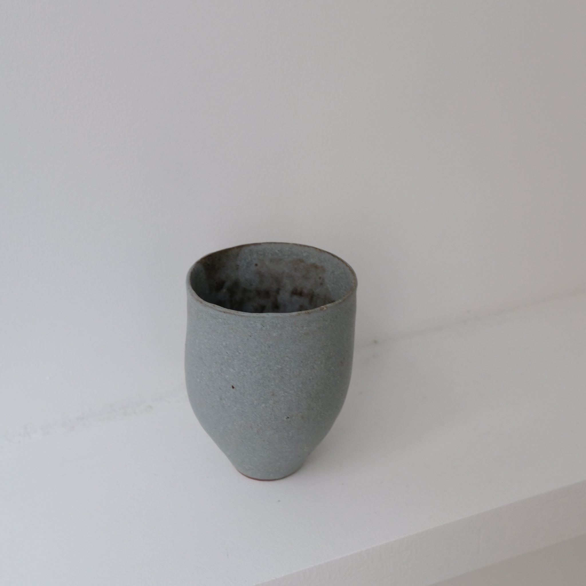 Tasse en grès beige 150ml / bleu clair de Sophie Vaidie chez Brutal Ceramics