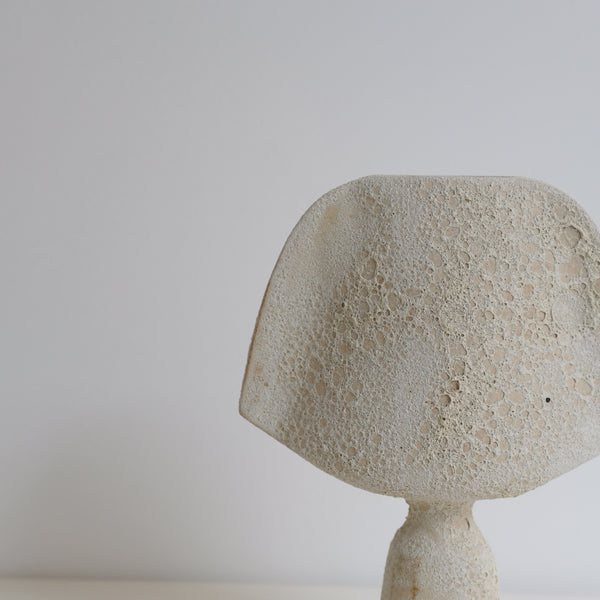 Vase en grès H 25cm, effet cratère - beige de Sophie Vaidie chez Brutal Ceramics
