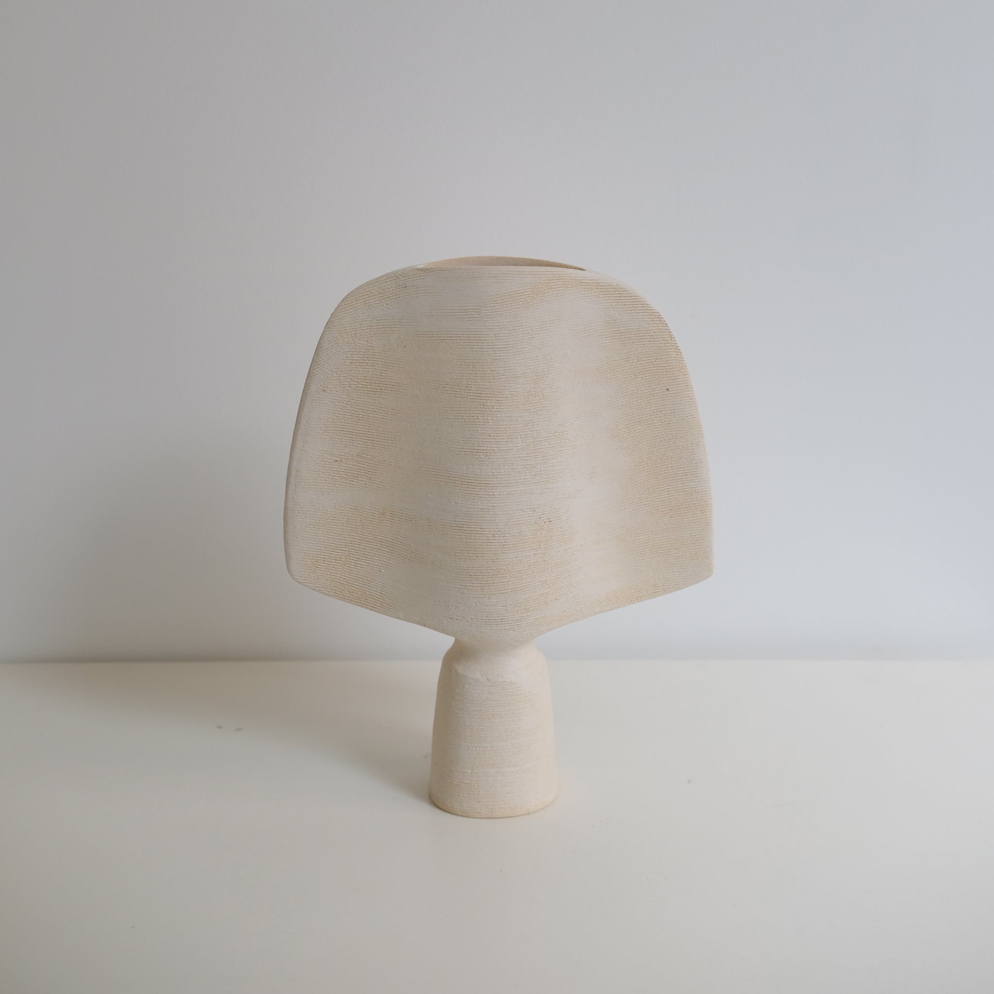 Vase en grès H 27cm, effet griffé - beige de Sophie Vaidie chez Brutal Ceramics