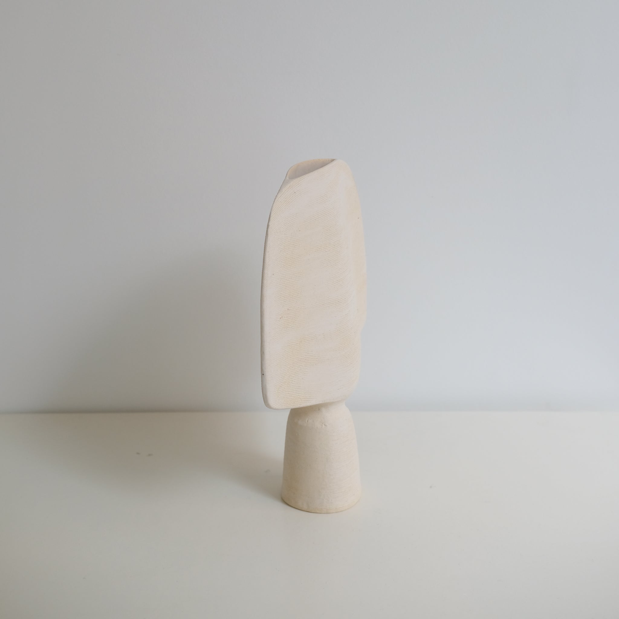 Vase en grès H 27cm, effet griffé - beige de Sophie Vaidie chez Brutal Ceramics
