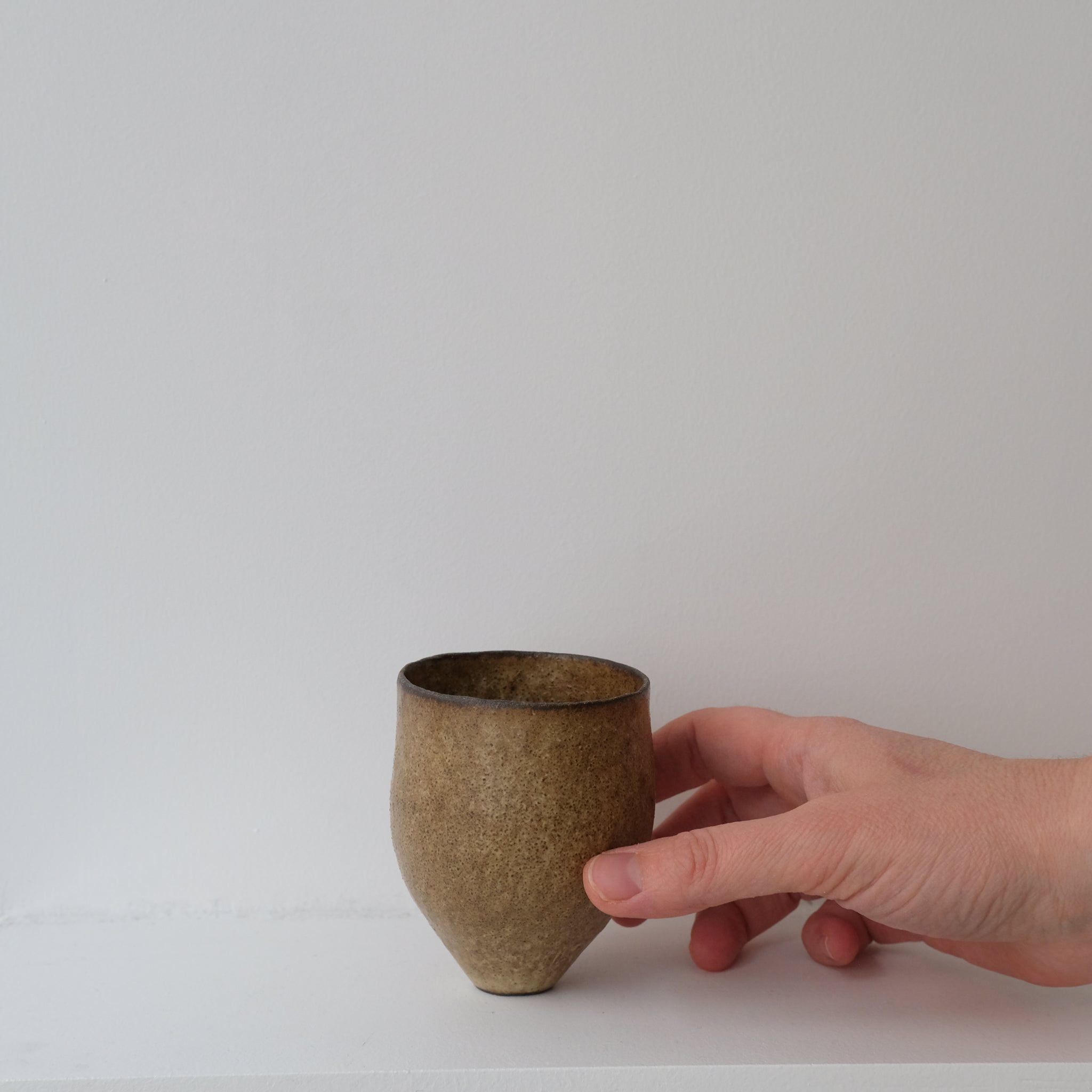 Tasse en grès noir 150ml / ocre de Sophie Vaidie chez Brutal Ceramics