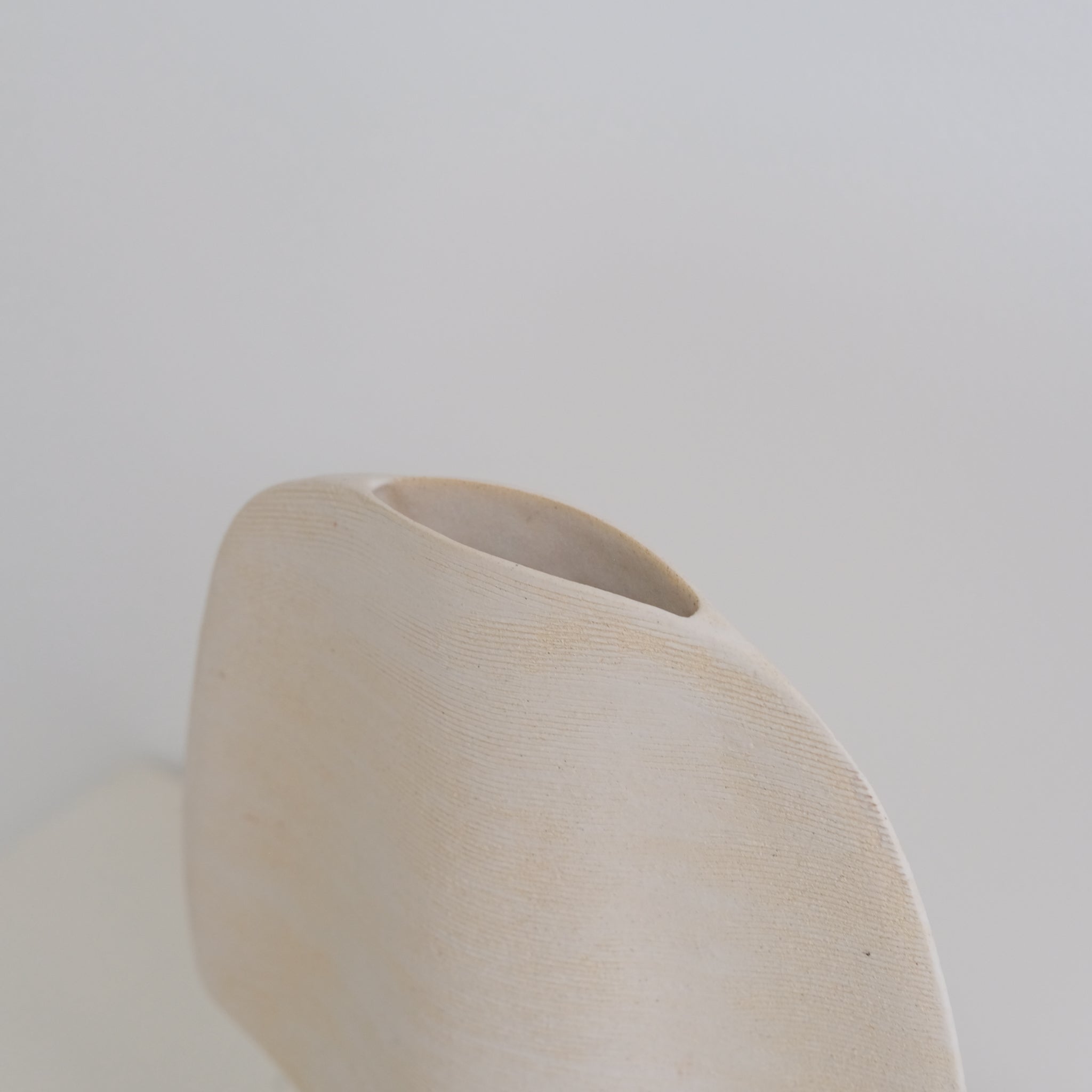 Vase en grès H 27cm, effet griffé - beige de Sophie Vaidie chez Brutal Ceramics