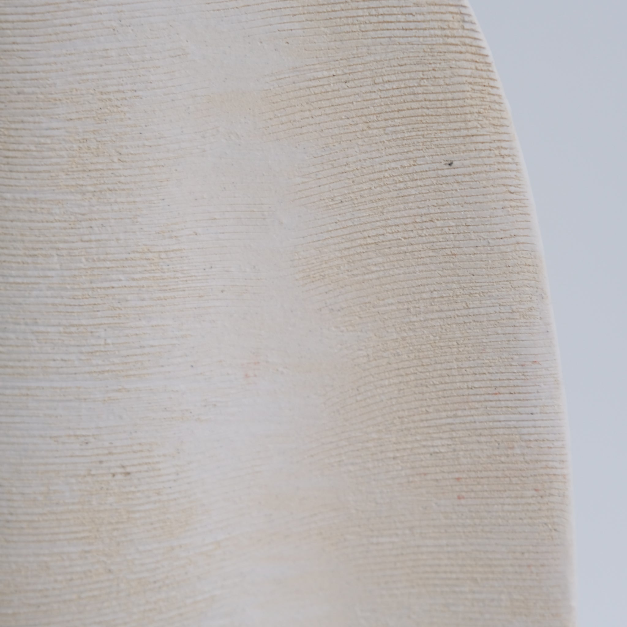 Vase en grès H 27cm, effet griffé - beige de Sophie Vaidie chez Brutal Ceramics