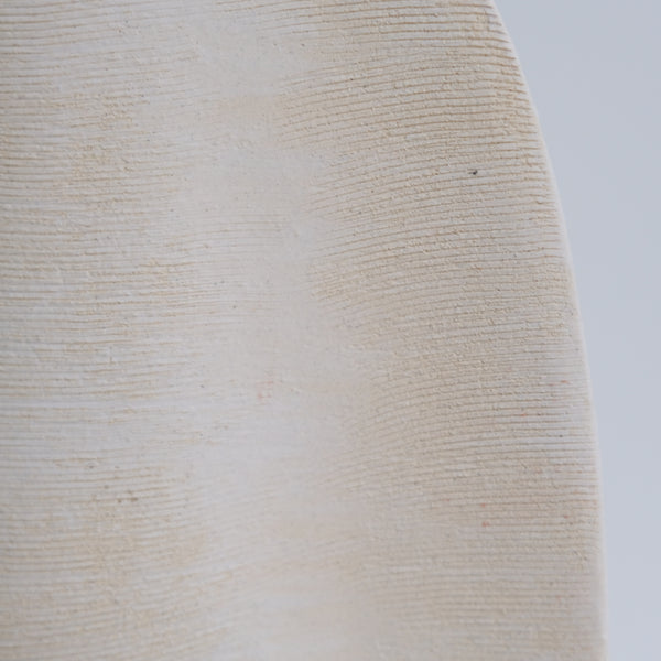Vase en grès H 27cm, effet griffé - beige de Sophie Vaidie chez Brutal Ceramics