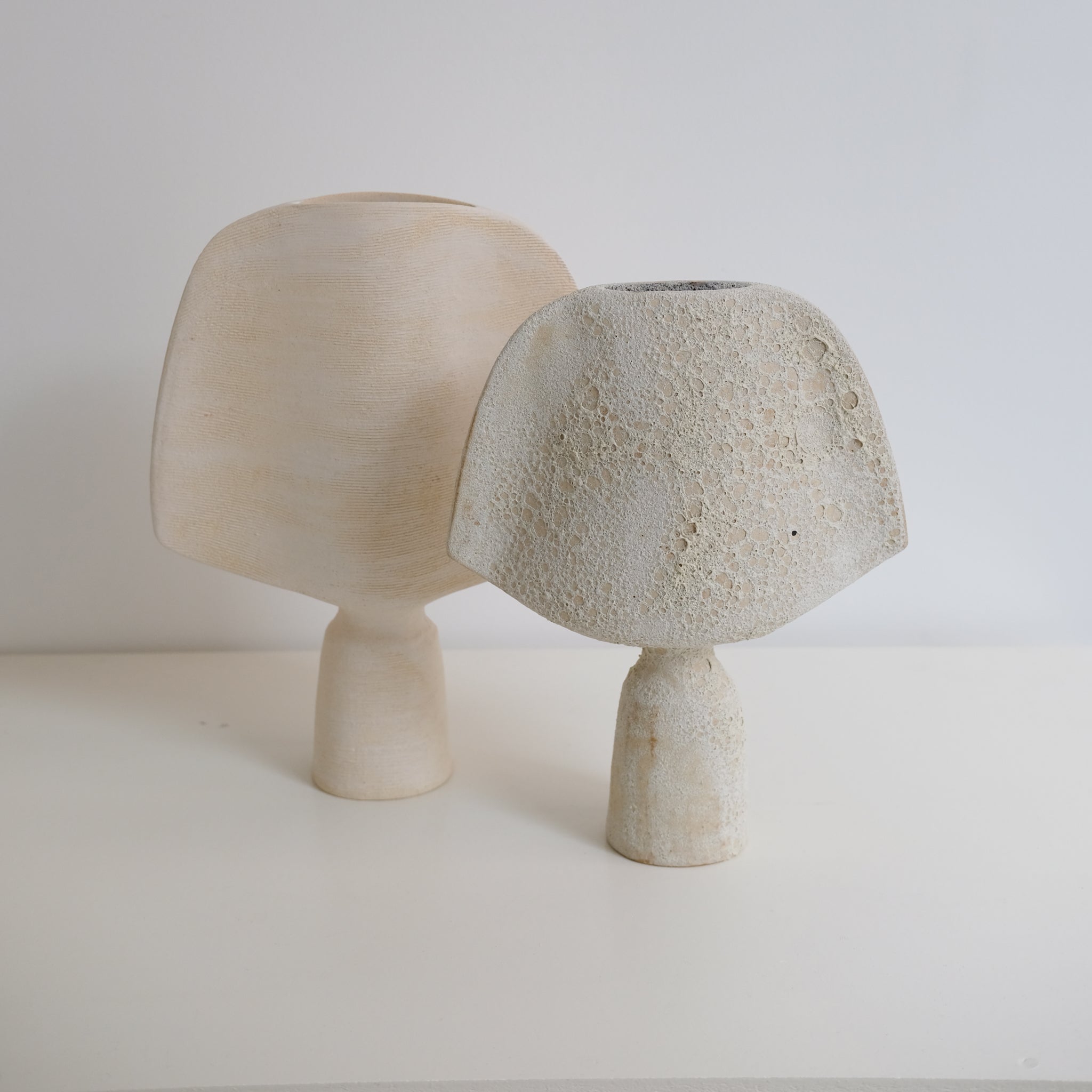 Vase en grès H 27cm, effet griffé - beige de Sophie Vaidie chez Brutal Ceramics