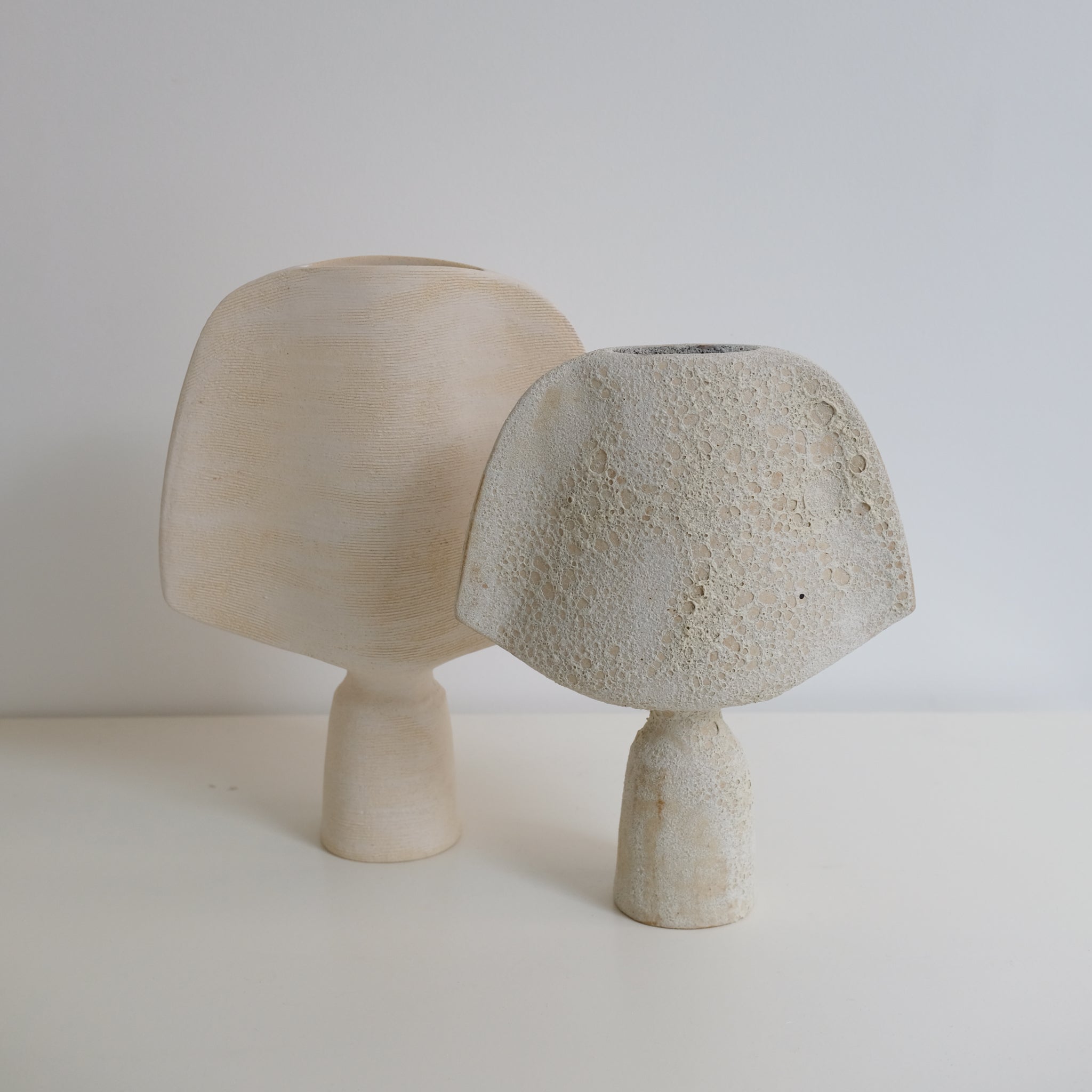 Vase en grès H 25cm, effet cratère - beige de Sophie Vaidie chez Brutal Ceramics