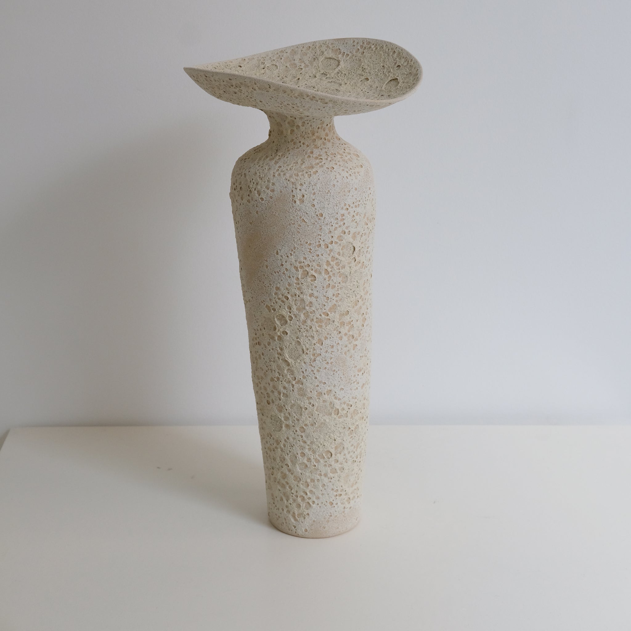 Vase en grès H 40cm, effet cratère de Sophie Vaidie chez Brutal Ceramics