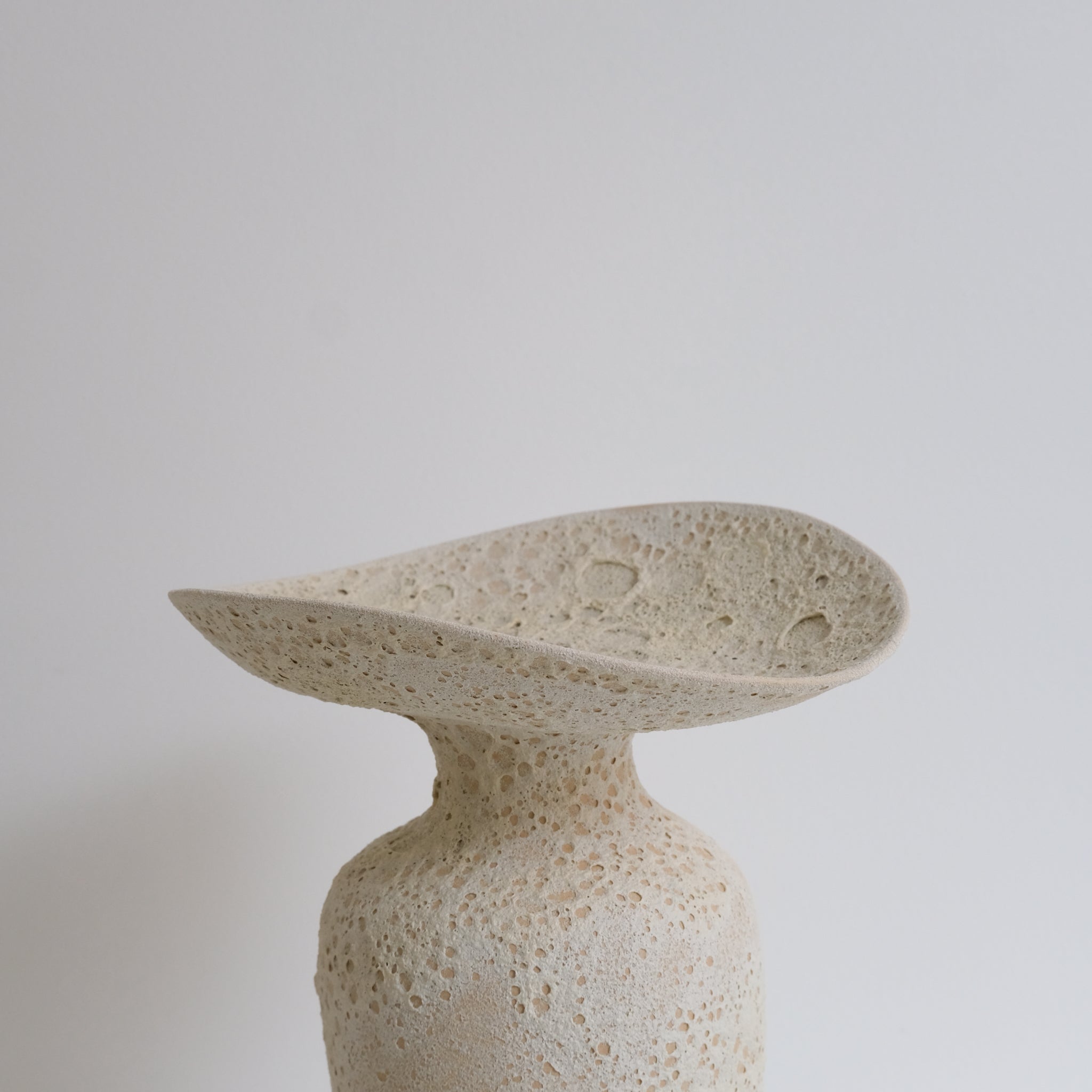 Vase en grès H 40cm, effet cratère de Sophie Vaidie chez Brutal Ceramics