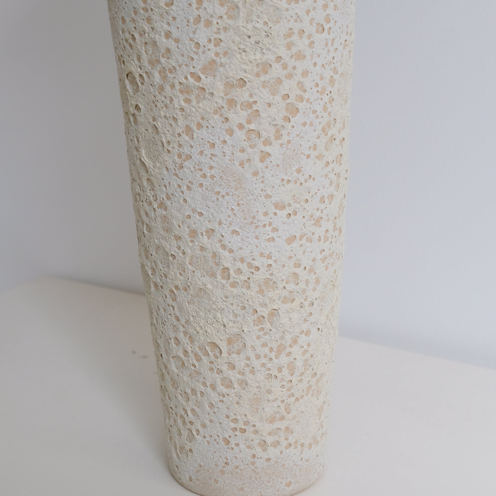 Vase en grès H 40cm, effet cratère de Sophie Vaidie chez Brutal Ceramics