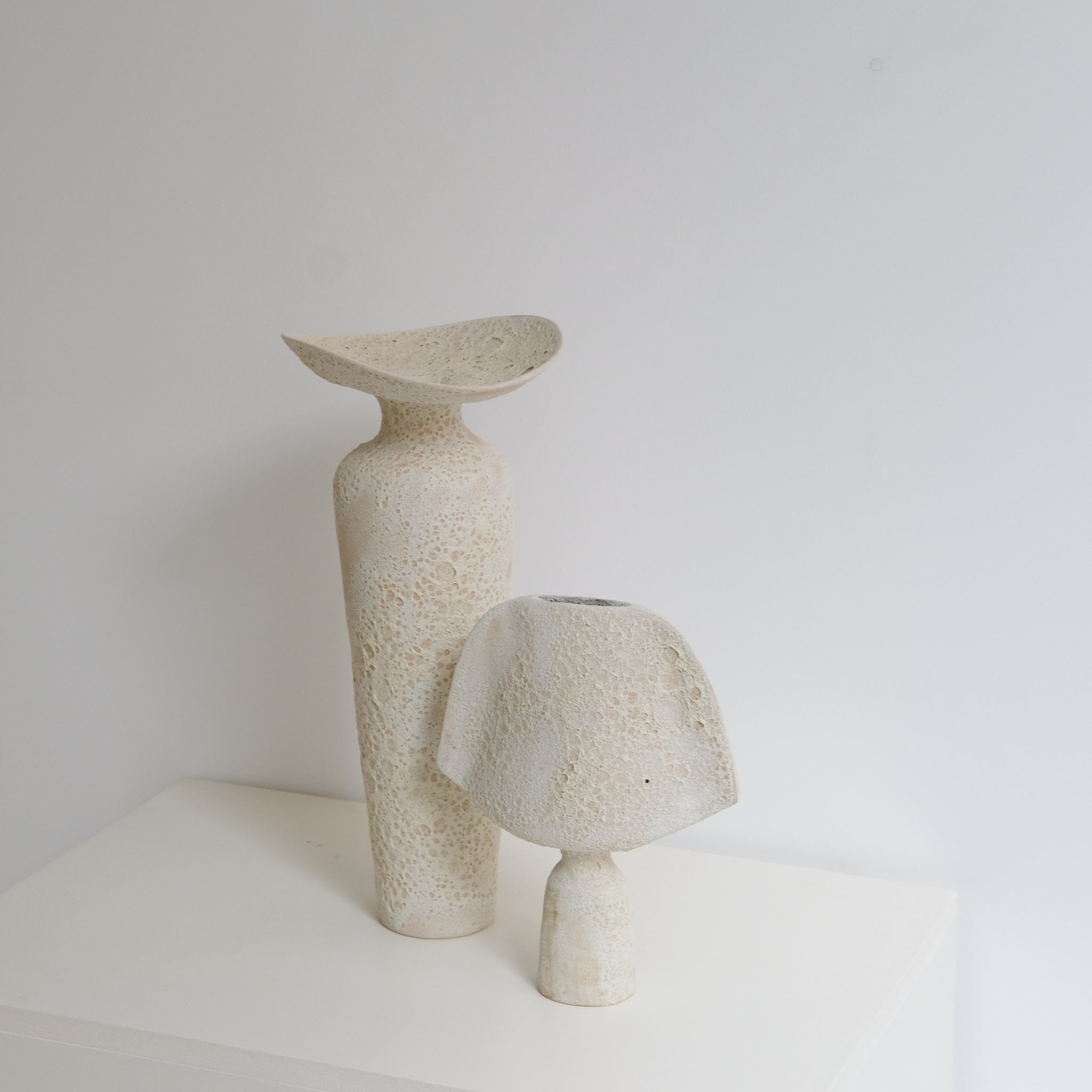 Vase en grès H 25cm, effet cratère - beige de Sophie Vaidie chez Brutal Ceramics