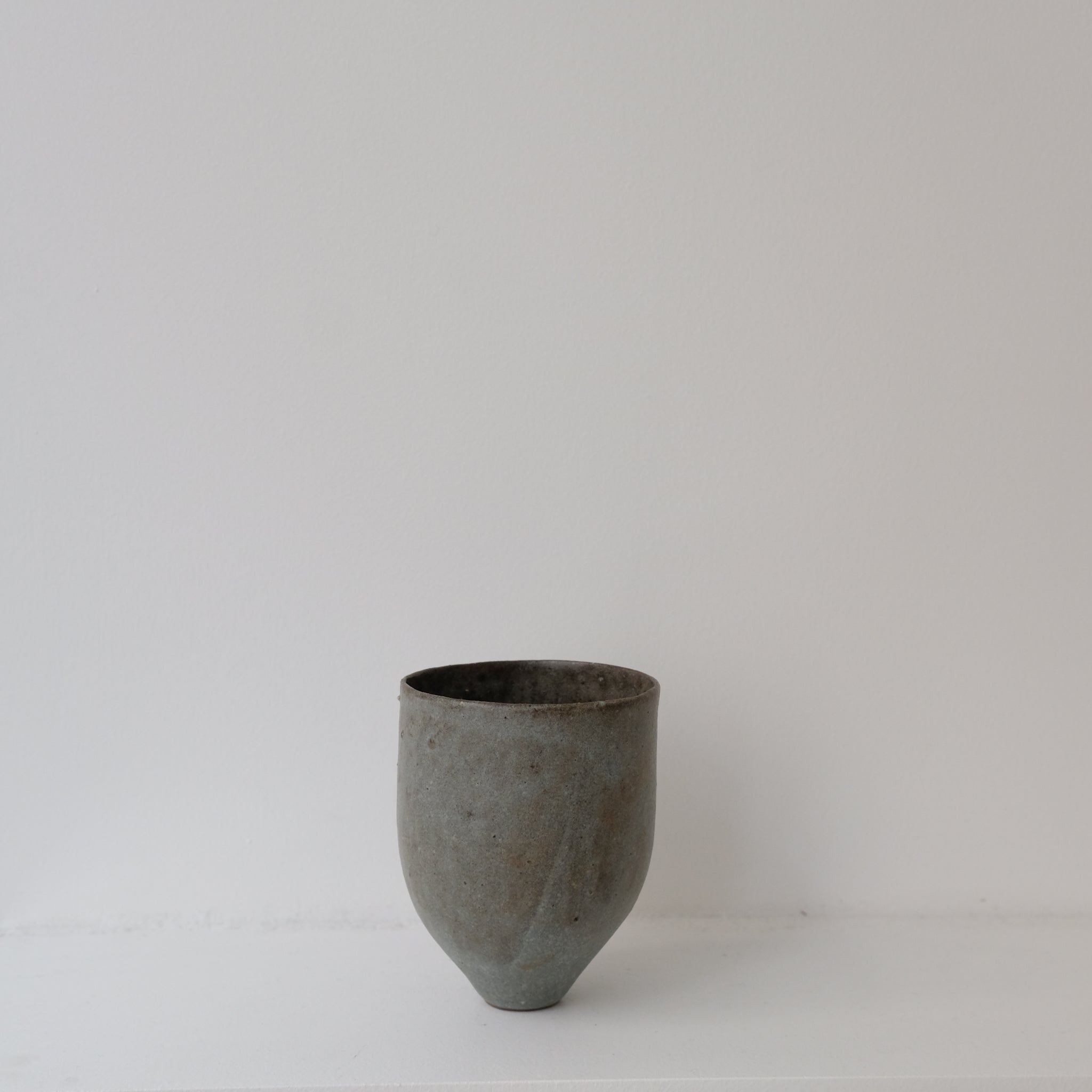 Tasse en grès rouge 150ml  / bleu intense de Sophie Vaidie chez Brutal Ceramics