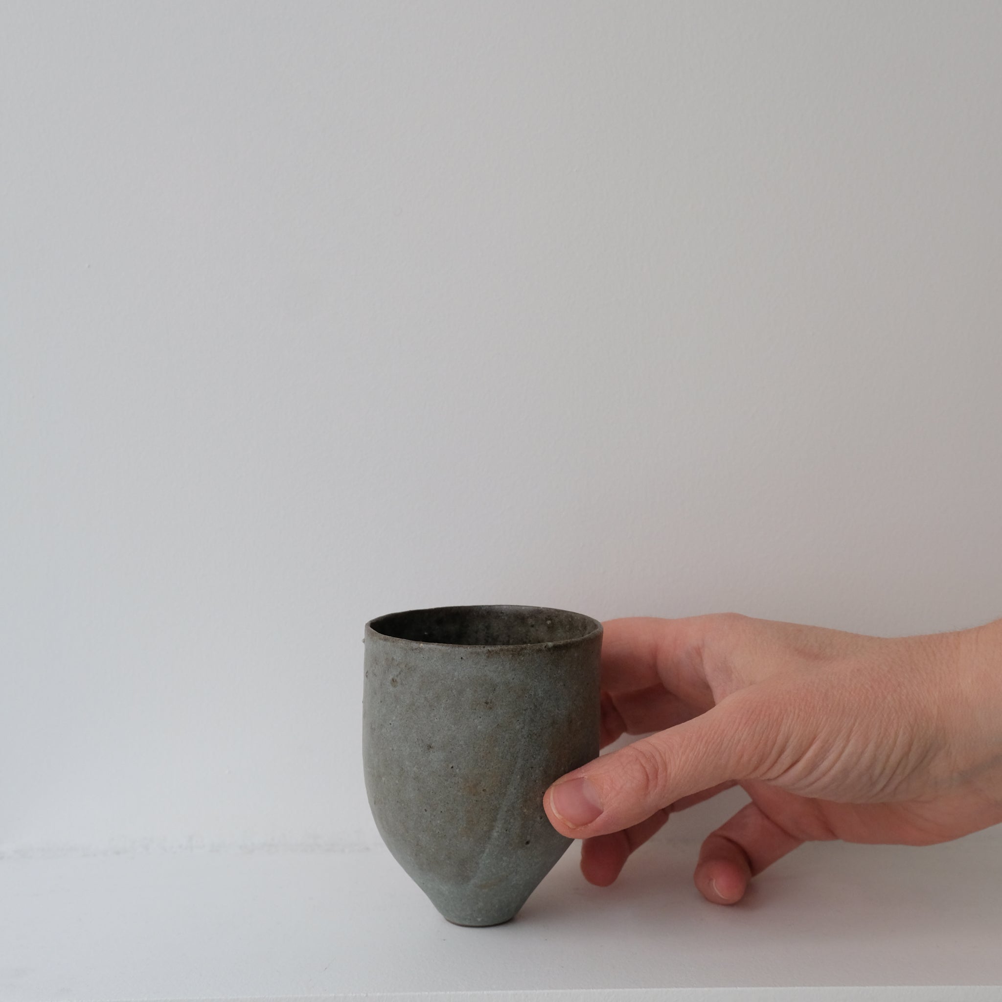 Tasse en grès rouge 150ml  / bleu intense de Sophie Vaidie chez Brutal Ceramics