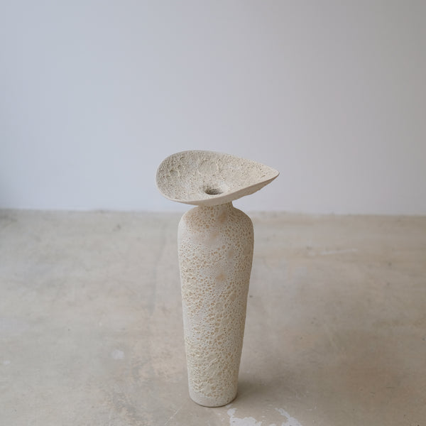 Vase en grès H 40cm, effet cratère de Sophie Vaidie chez Brutal Ceramics