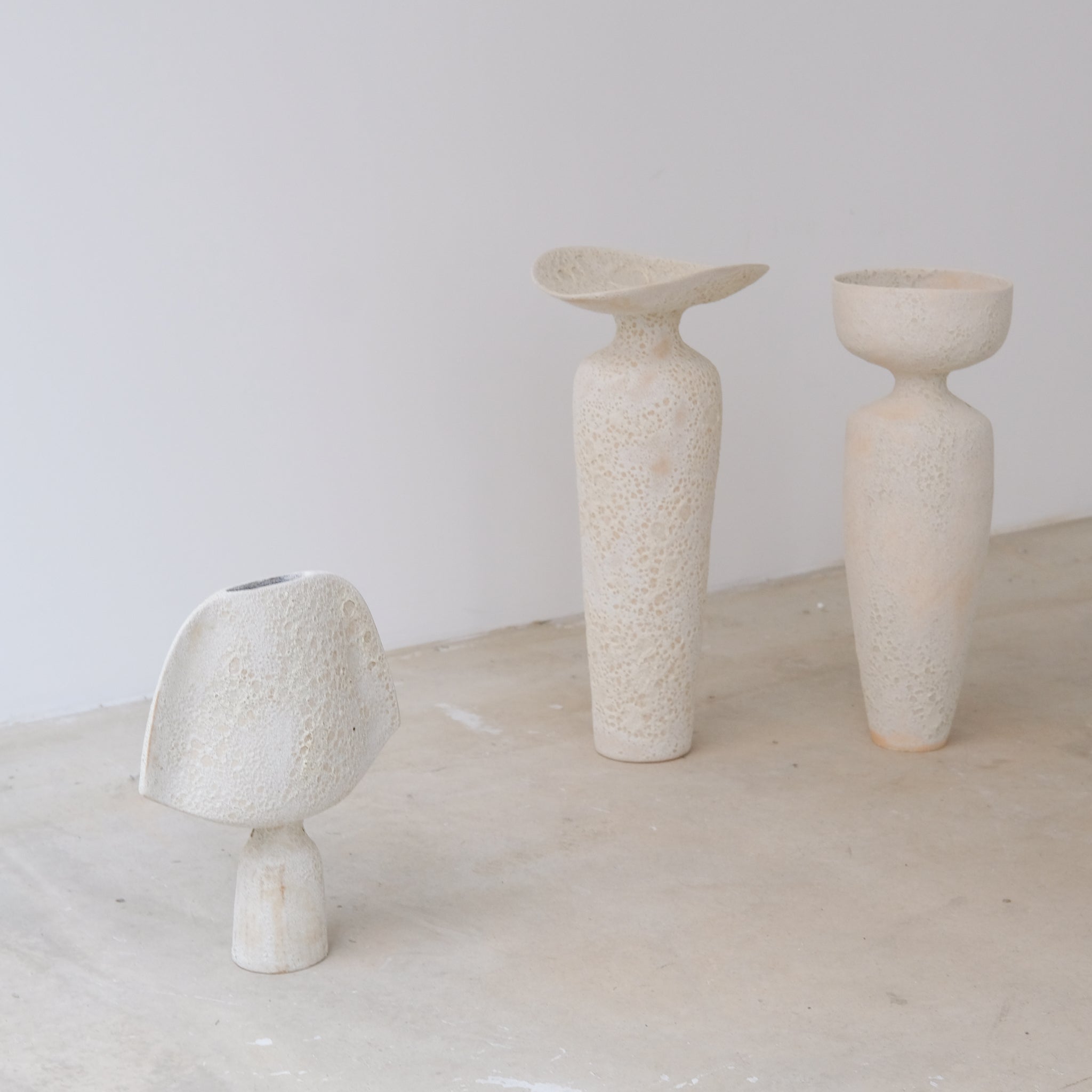 Vase en grès H 40cm, effet cratère de Sophie Vaidie chez Brutal Ceramics