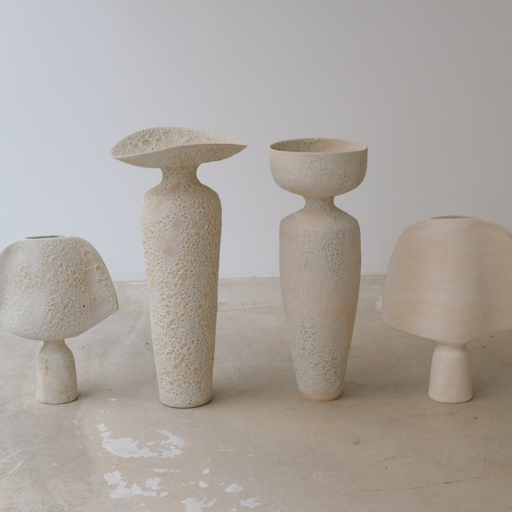Vase coupe en grès H 38cm, effet cratère de Sophie Vaidie chez Brutal Ceramics