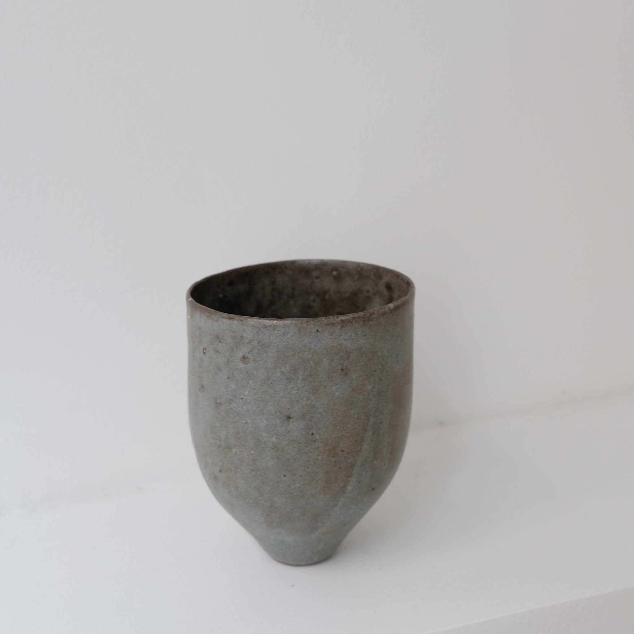 Tasse en grès rouge 150ml  / bleu intense de Sophie Vaidie chez Brutal Ceramics