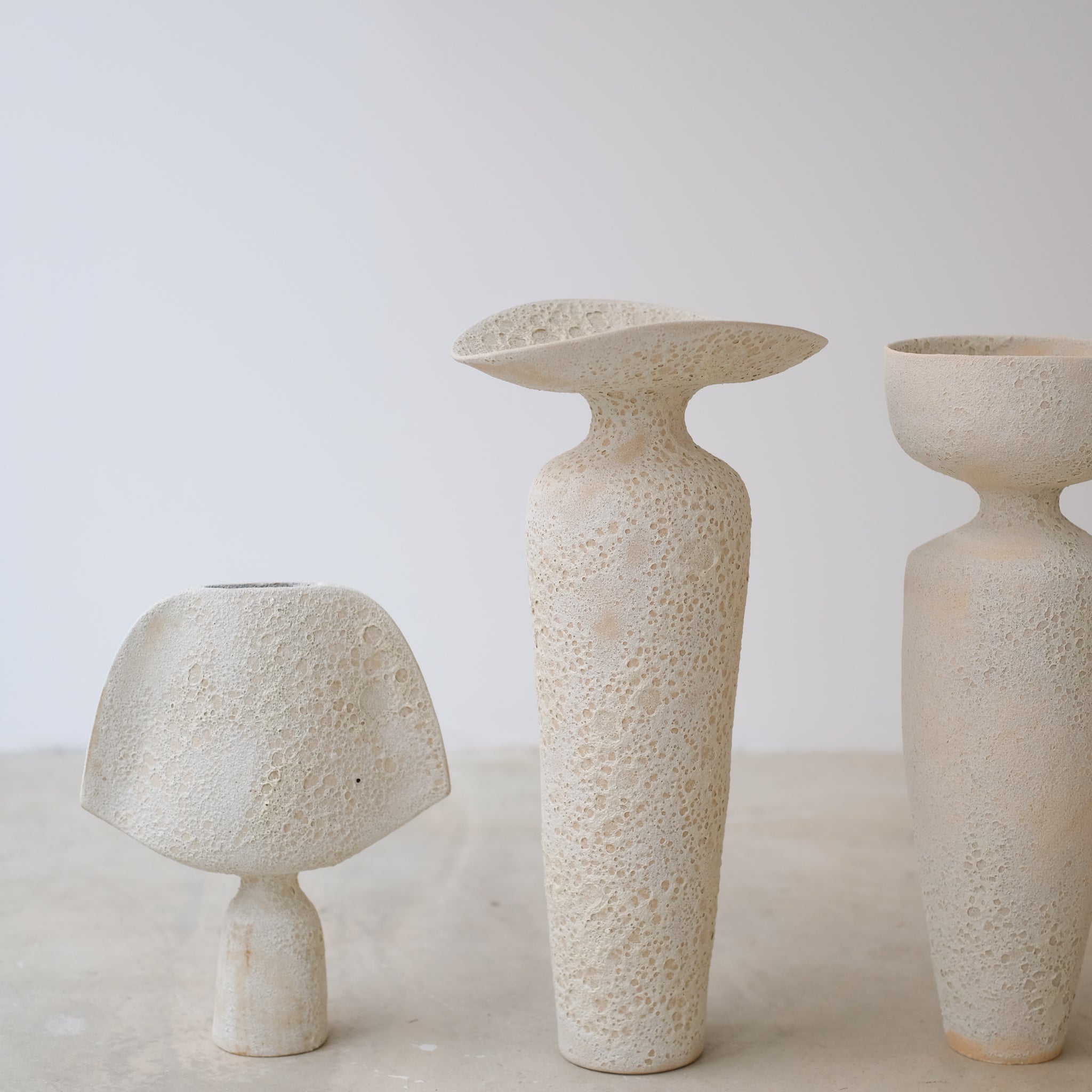 Vase en grès H 40cm, effet cratère de Sophie Vaidie chez Brutal Ceramics