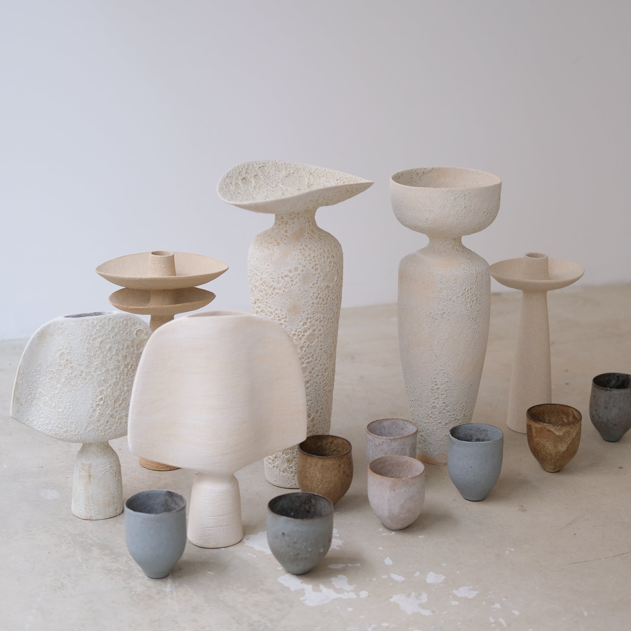Vase coupe en grès H 38cm, effet cratère de Sophie Vaidie chez Brutal Ceramics