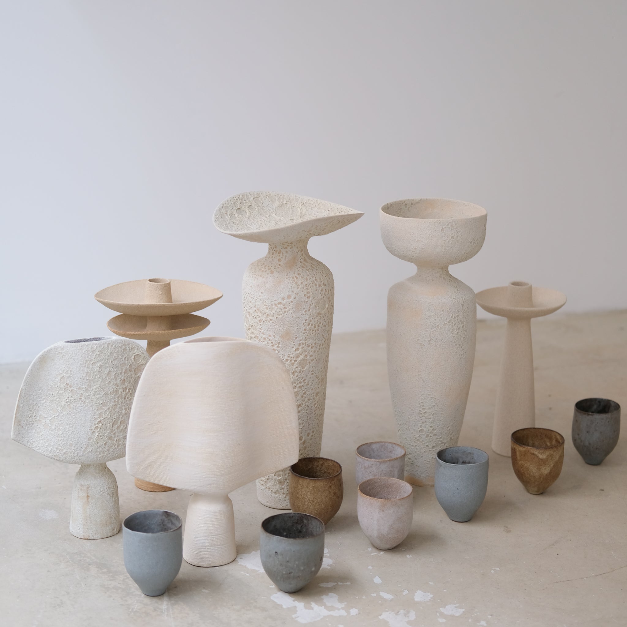 Tasse en grès noir 150ml / ocre de Sophie Vaidie chez Brutal Ceramics