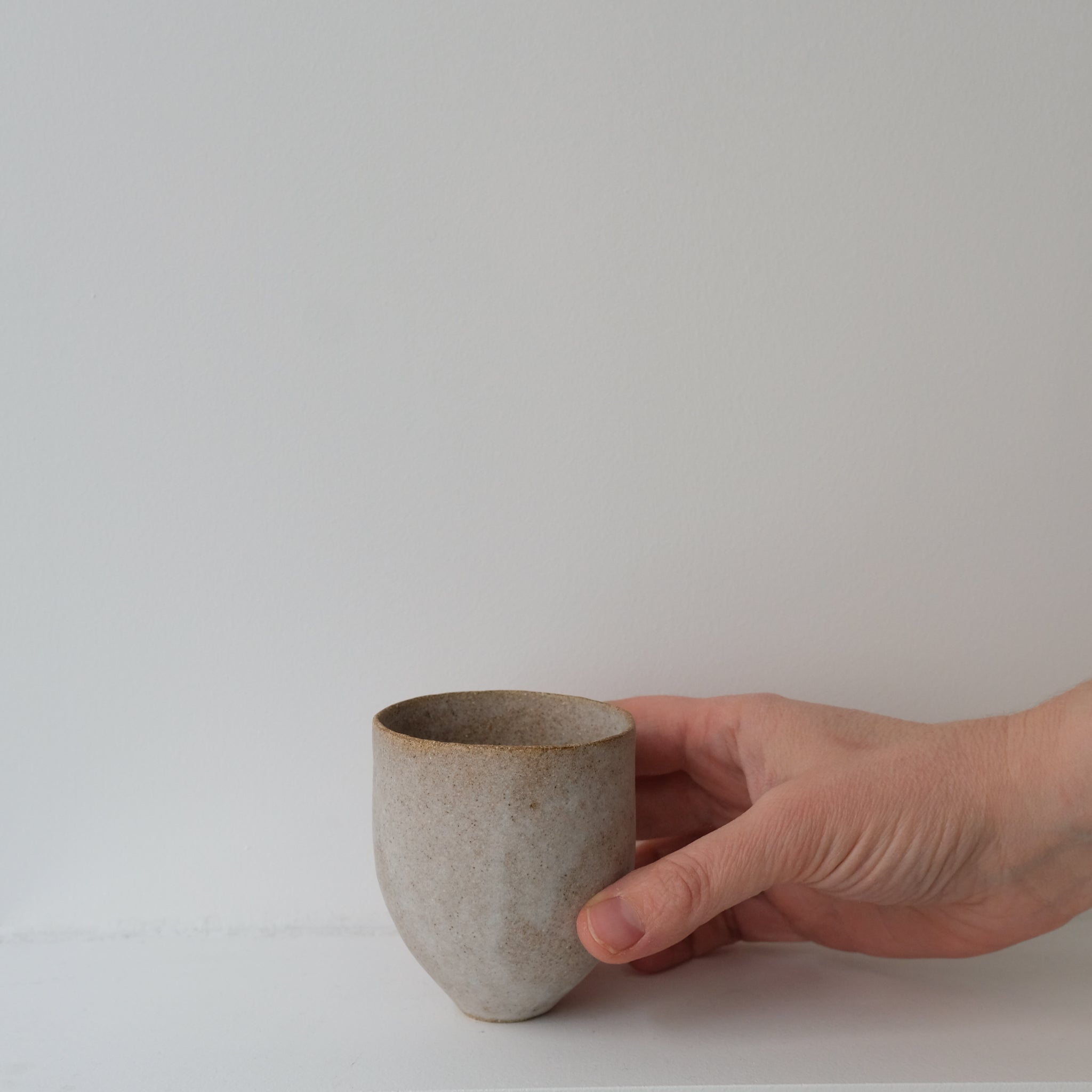 Tasse en grès 150ml  / Blanc beige de Sophie Vaidie chez Brutal Ceramics