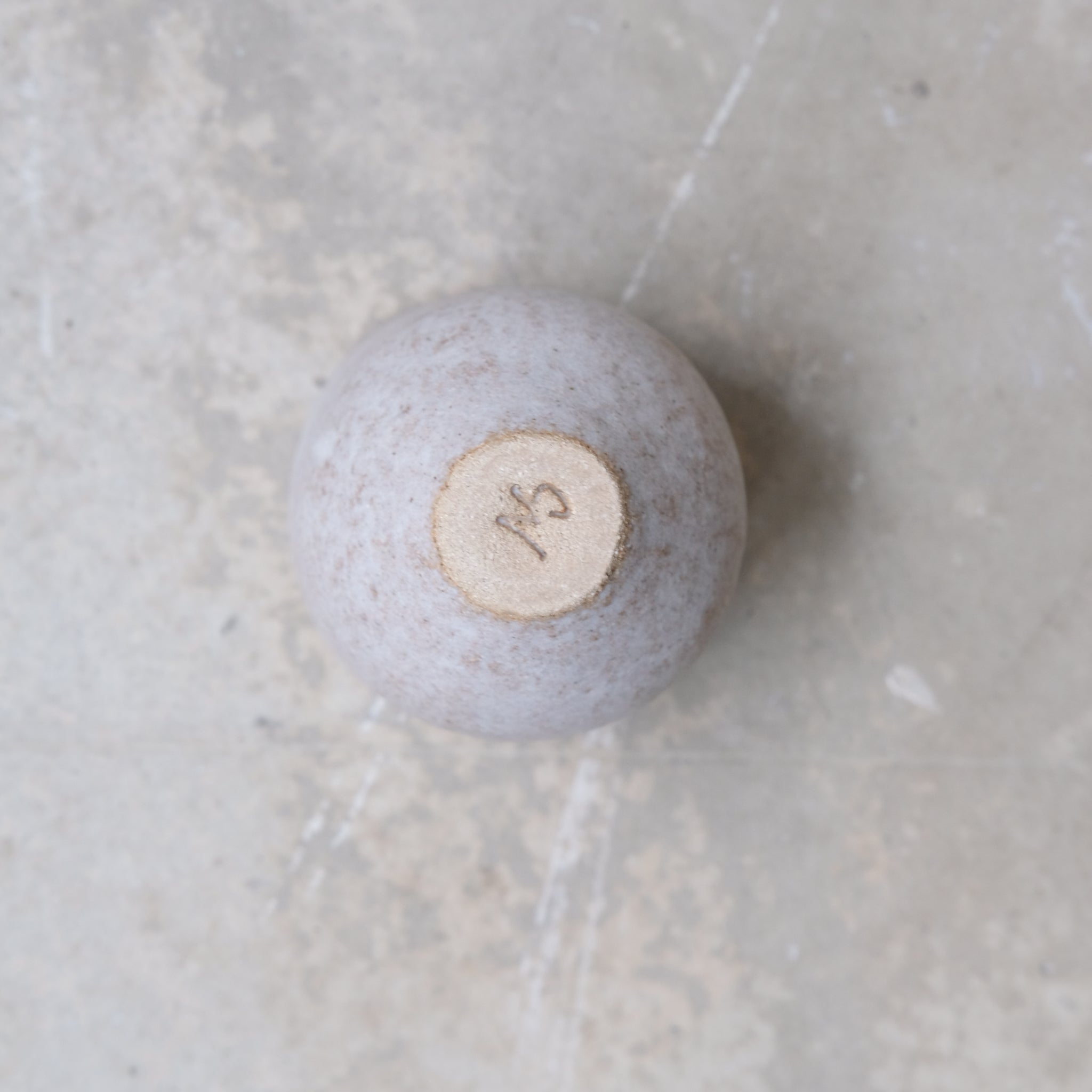 Tasse en grès 150ml  / Blanc beige de Sophie Vaidie chez Brutal Ceramics
